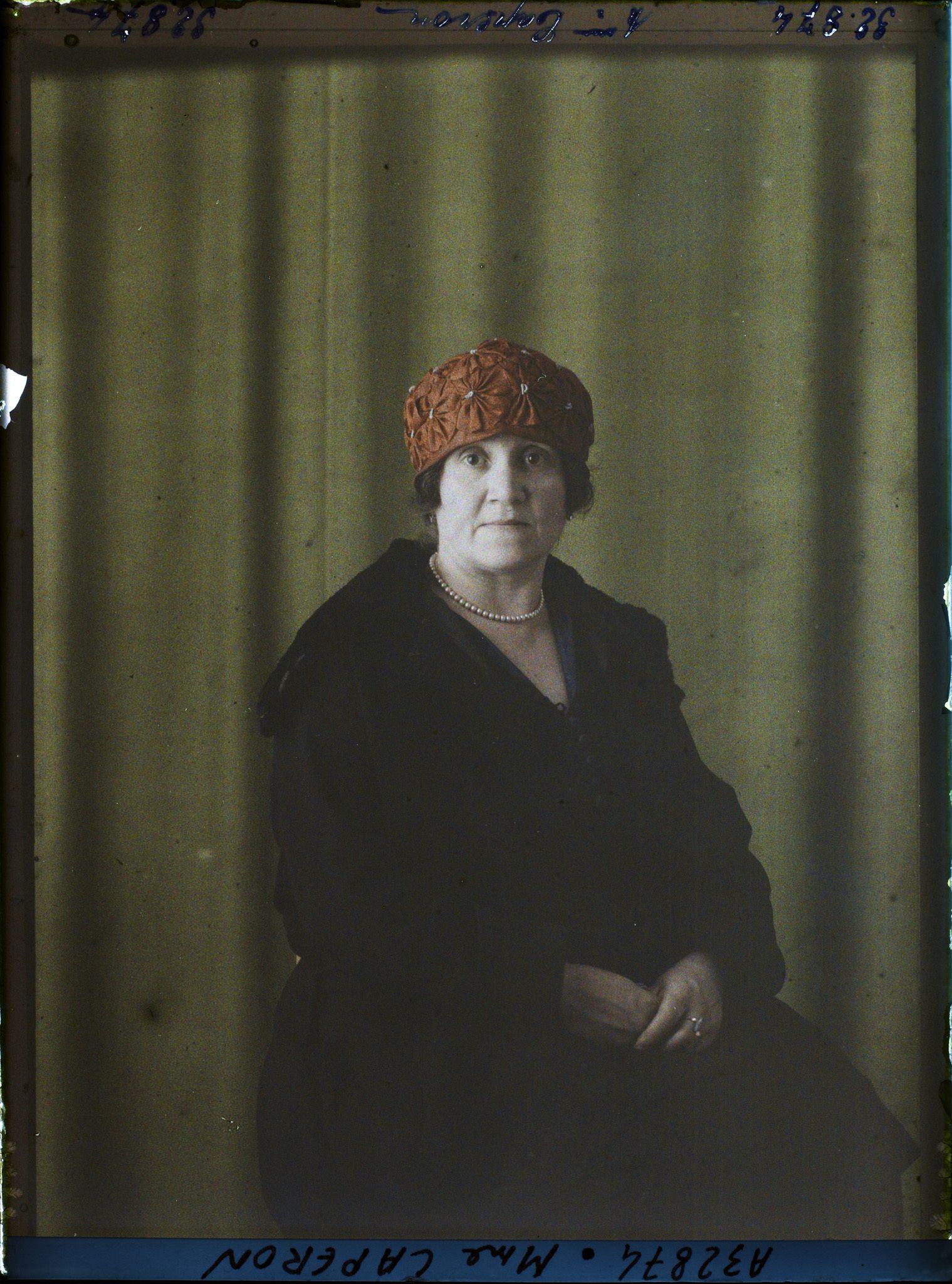 Image représentant https://musee-albert-kahn.s-museum.fr/home/NWQ2OTAwYzNmYjZlZTk1ZWQwODJmMjY4L2dlbmVyaWMtbm90aWNlLXRhYi9hdXRob3JpdHkvNjE3YTc5ZjVjZjhiODk2OGIzMzM3ZDIx/5d6900c3fb6ee95ed082f268/generic-notice-tab/authority/617a79ebcf8b8968b3336a23 Madame Caperon