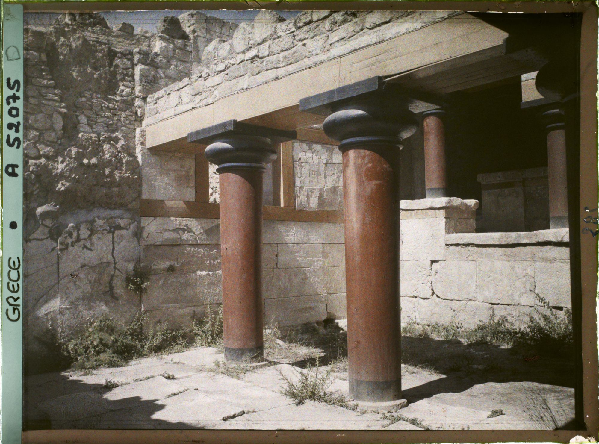 Image représentant Dans l'aile orientale du palais, au bas d'un escalier venant de la cour centrale, le Péristyle précédant le Megaron (appartement) du Roi, ("Salle des colonnes")