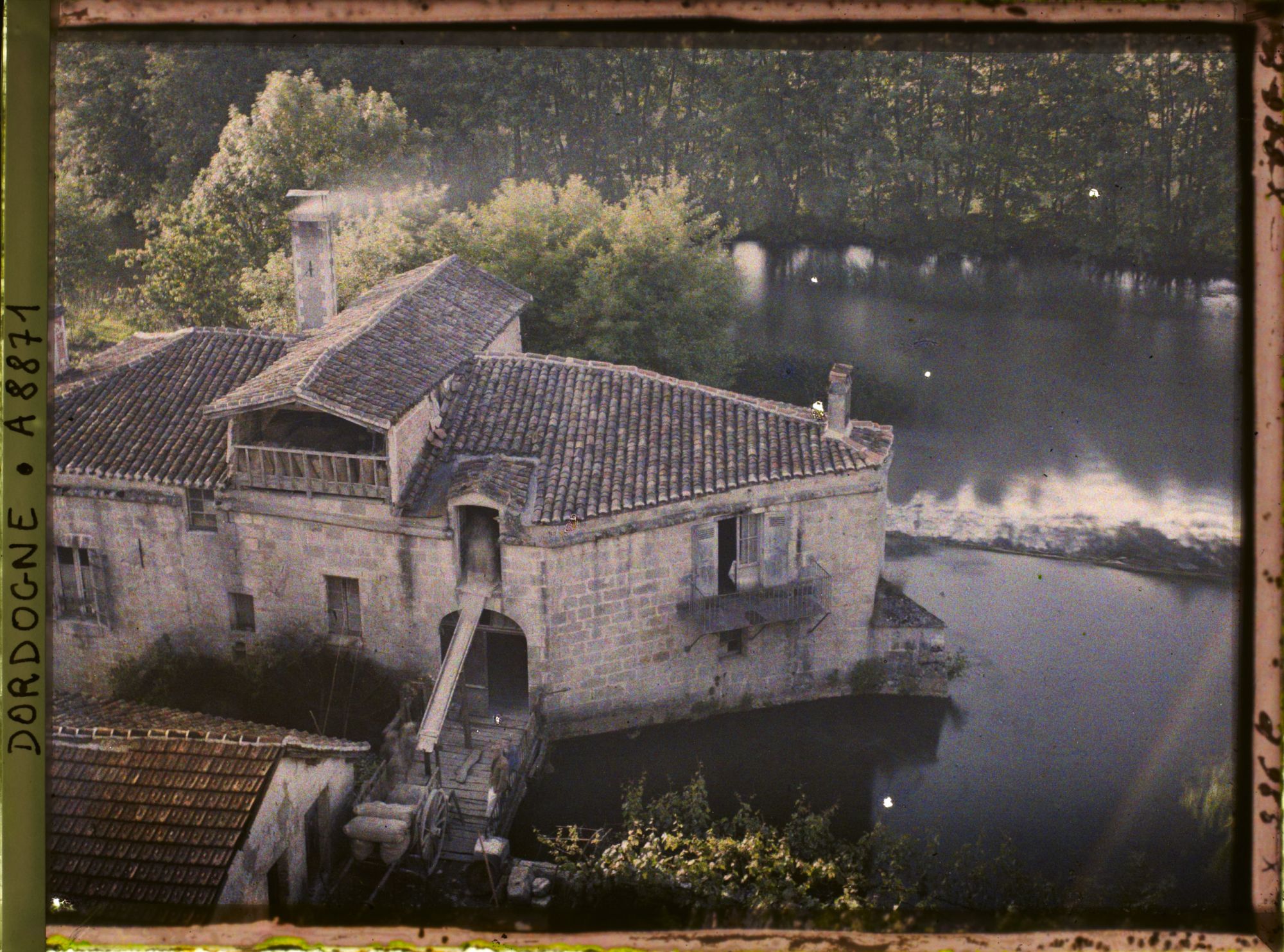 Image représentant Le moulin de Bourdeilles en forme de bateau