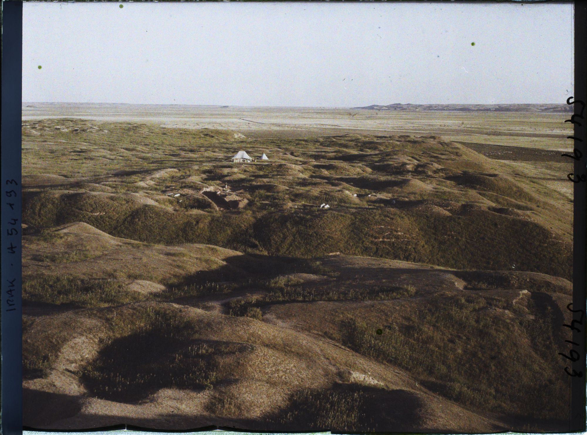 Image représentant Le tell (colline de ruines) vu de la ziggourat