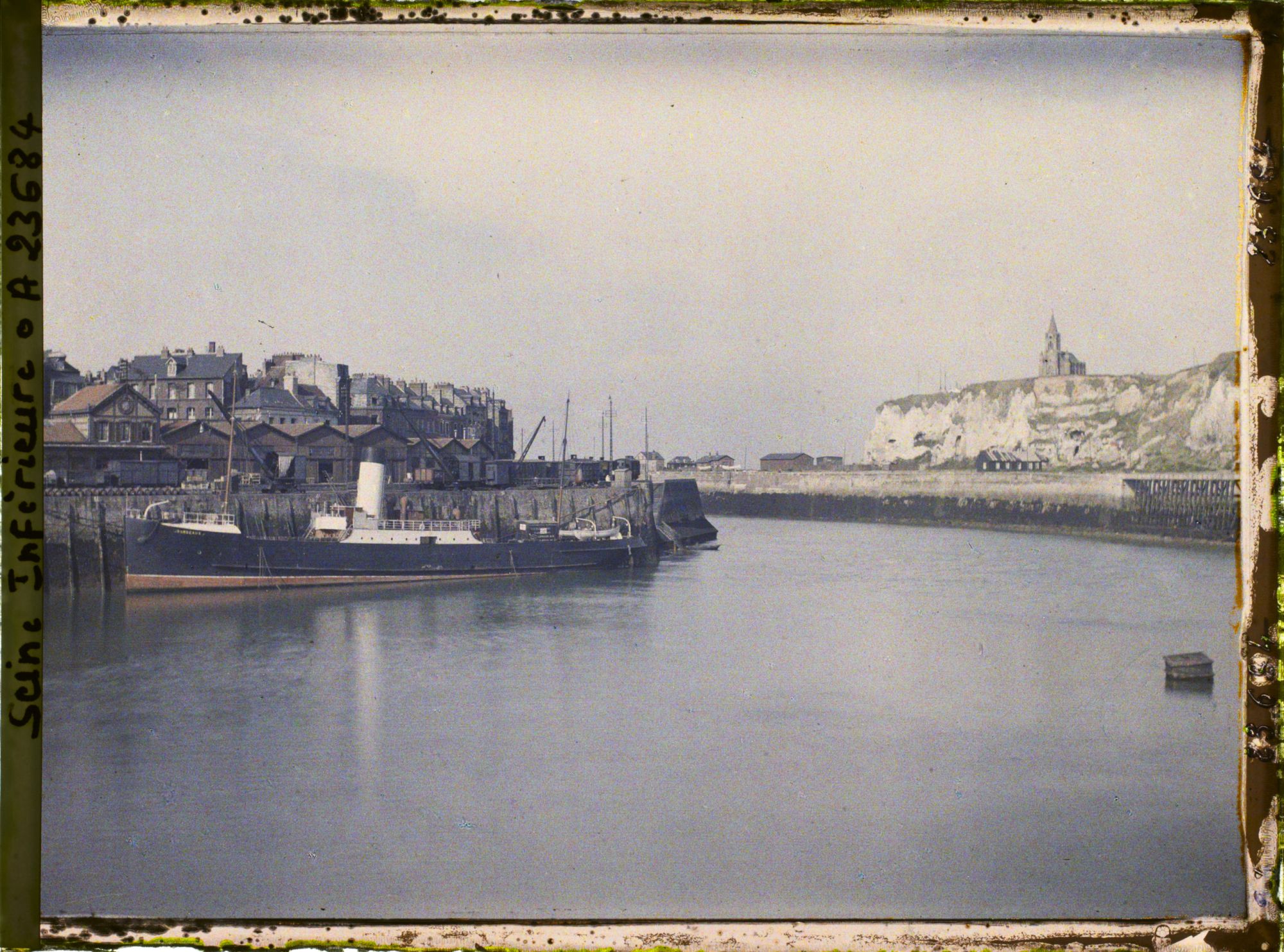 Image représentant L'entrée de l'avant port et l'église Notre-Dame-de-Bonsecours