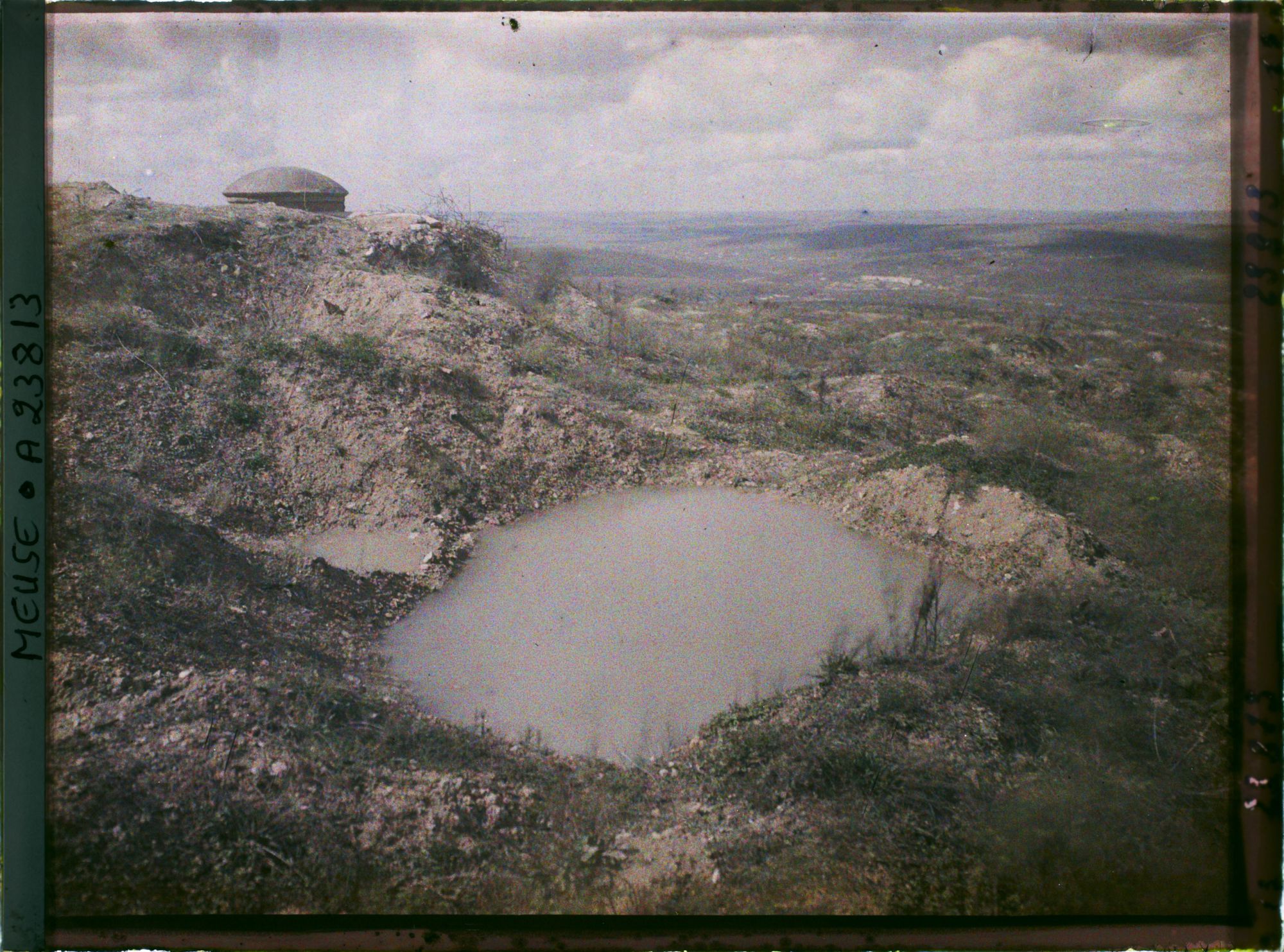 Image représentant France, Verdun, Fort du Douaumont Vue prise sur le fort aspect du sommet du fort