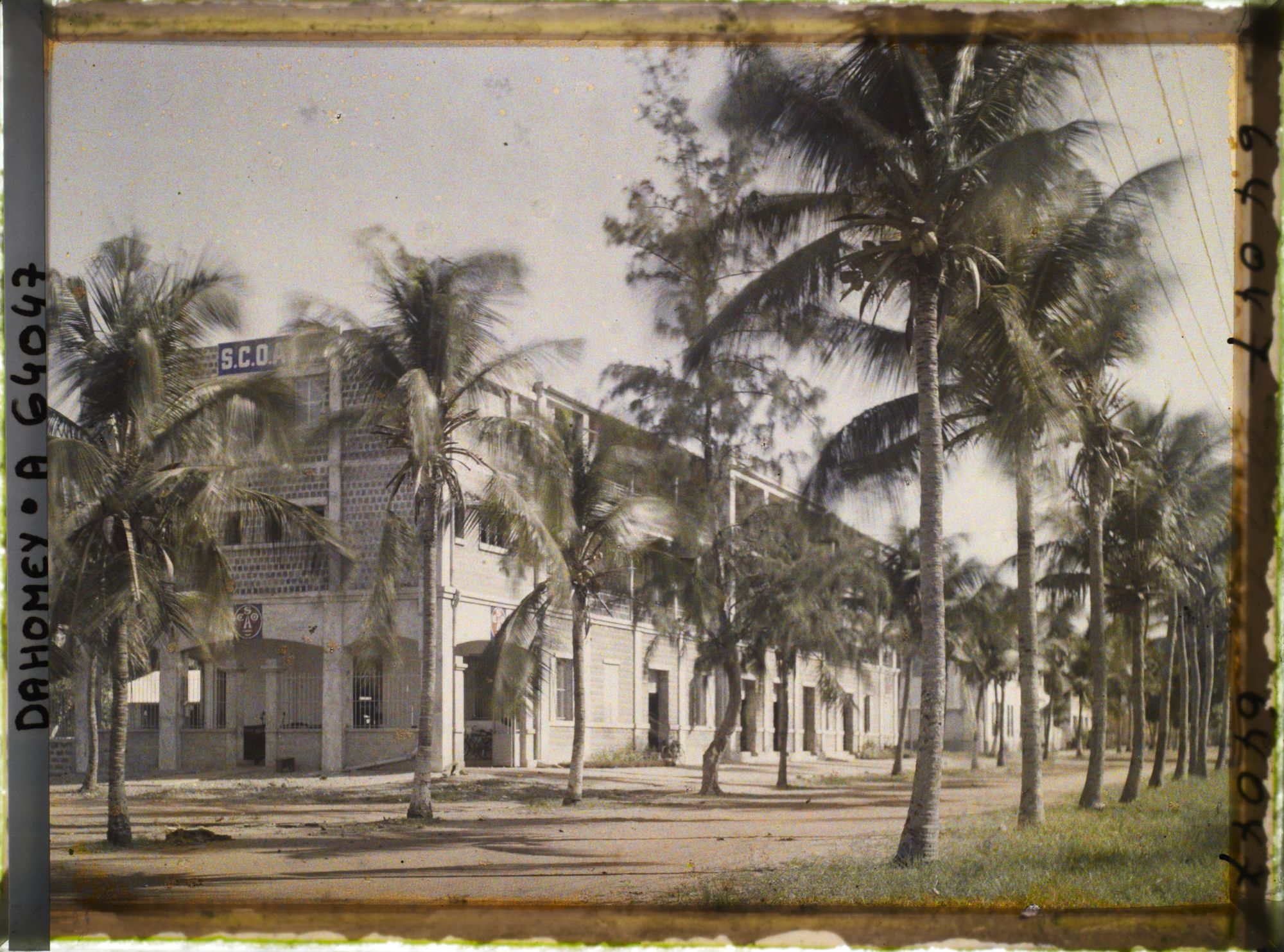 Image représentant Factorerie de la SCOA (Société commerciale de l'Ouest africain) sur l'avenue de la Lagune, quartier européen
