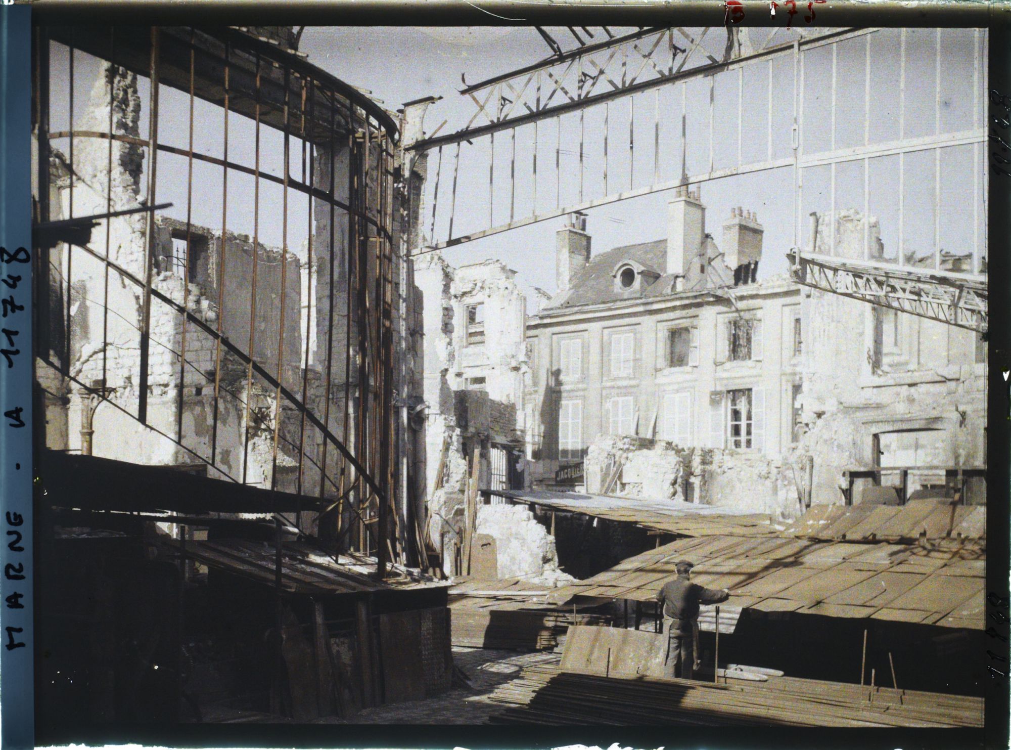 Image représentant France, Reims, Un atelier dans les ruines
