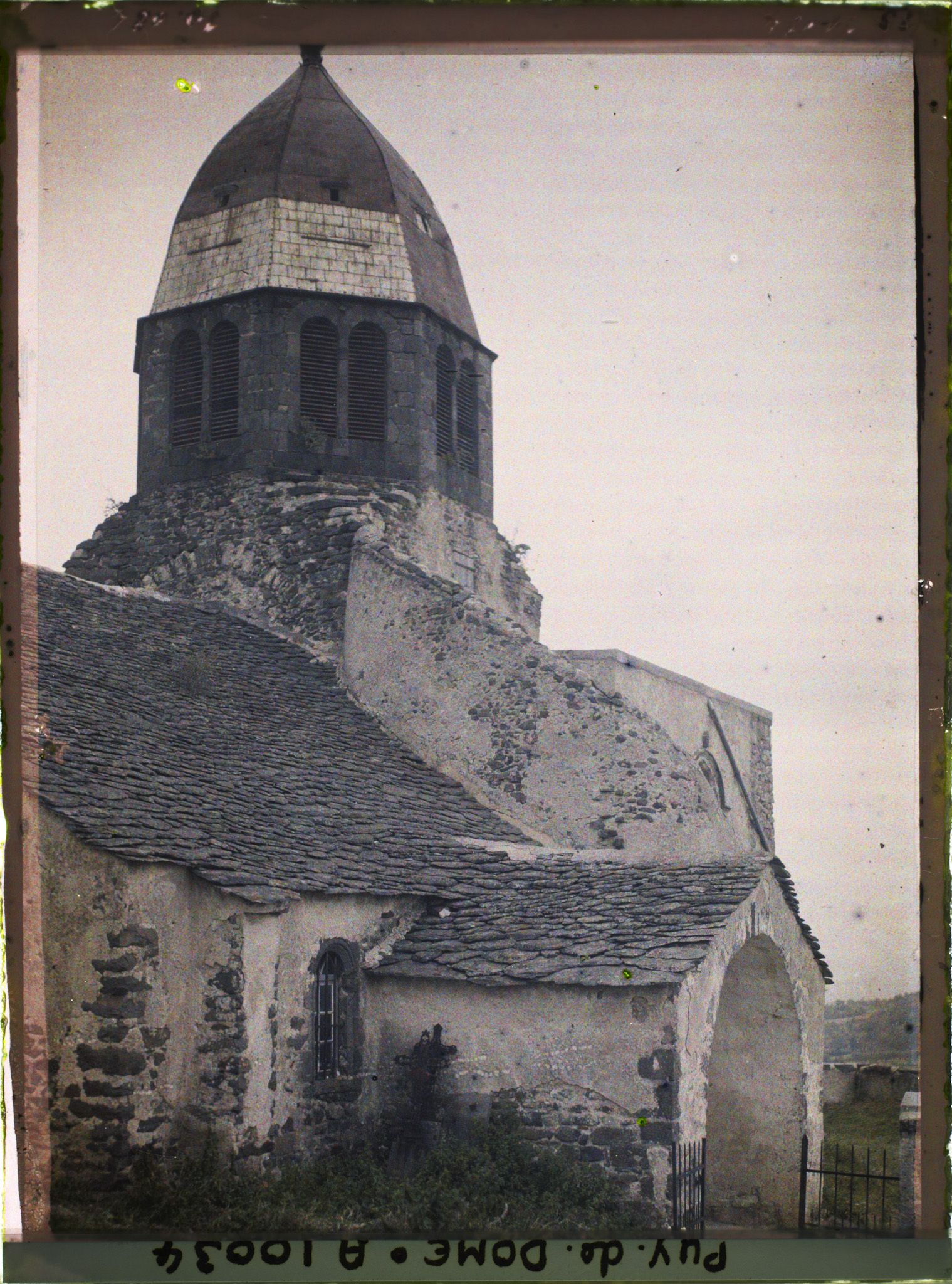 Image représentant France, Ronzières, Lieu de pélérinage du 9 Septre : Vue de l'Eglise a l'intérieur de la muraille