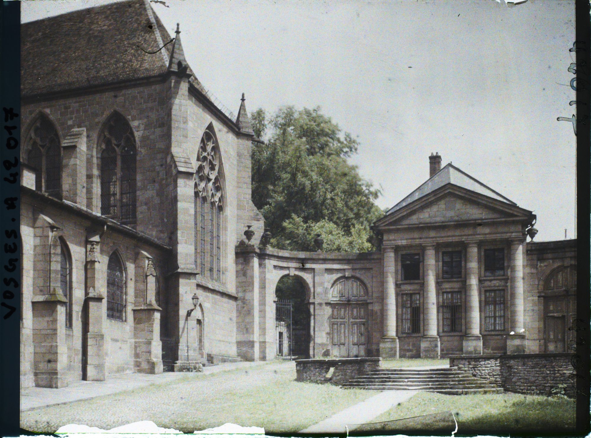 Image représentant France, St Dié, Bas Coté de l'Eglise et l'Evêché