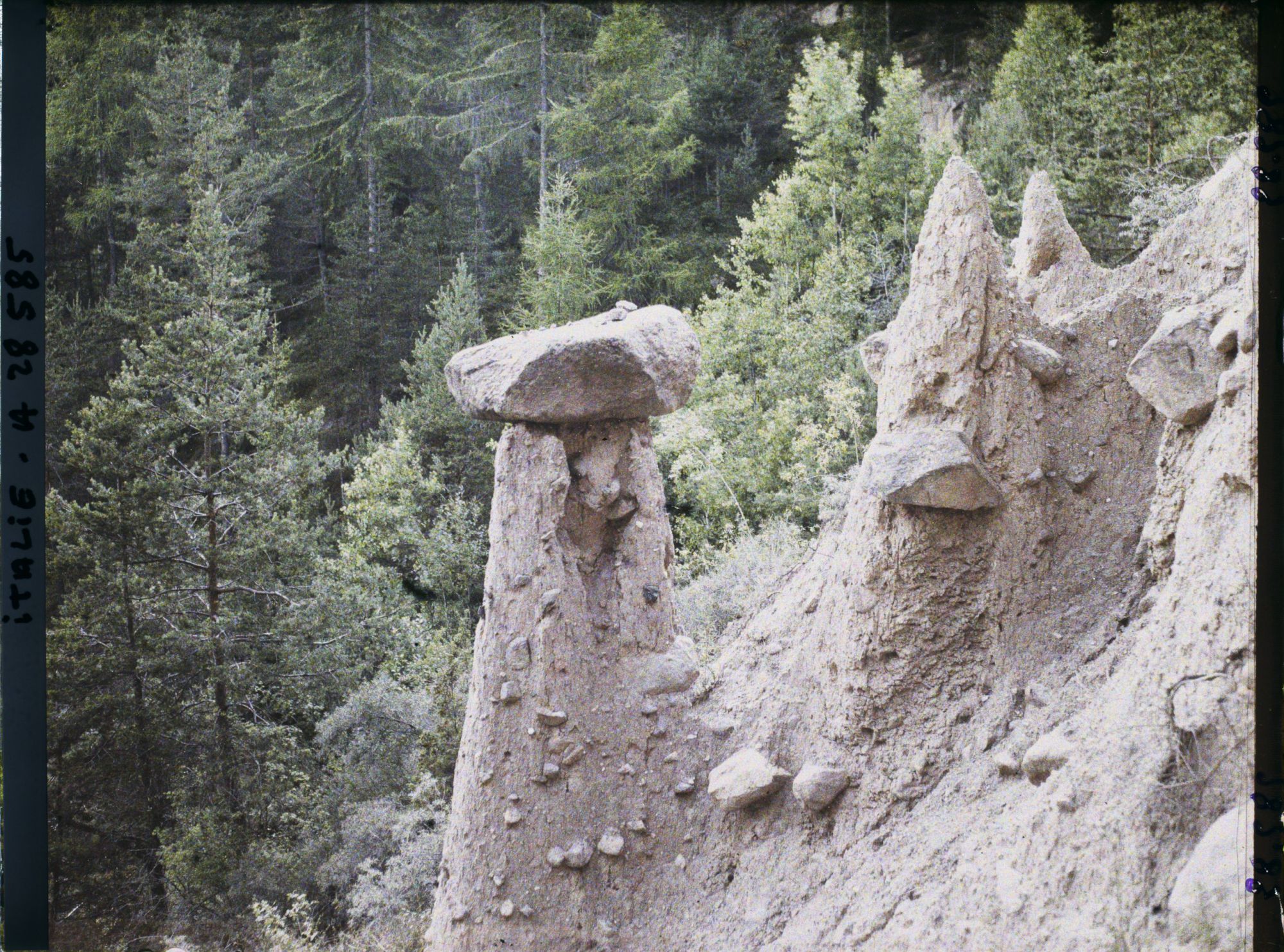 Image représentant Les Pyramides de terre (ou Cheminées de Fées) de Renon