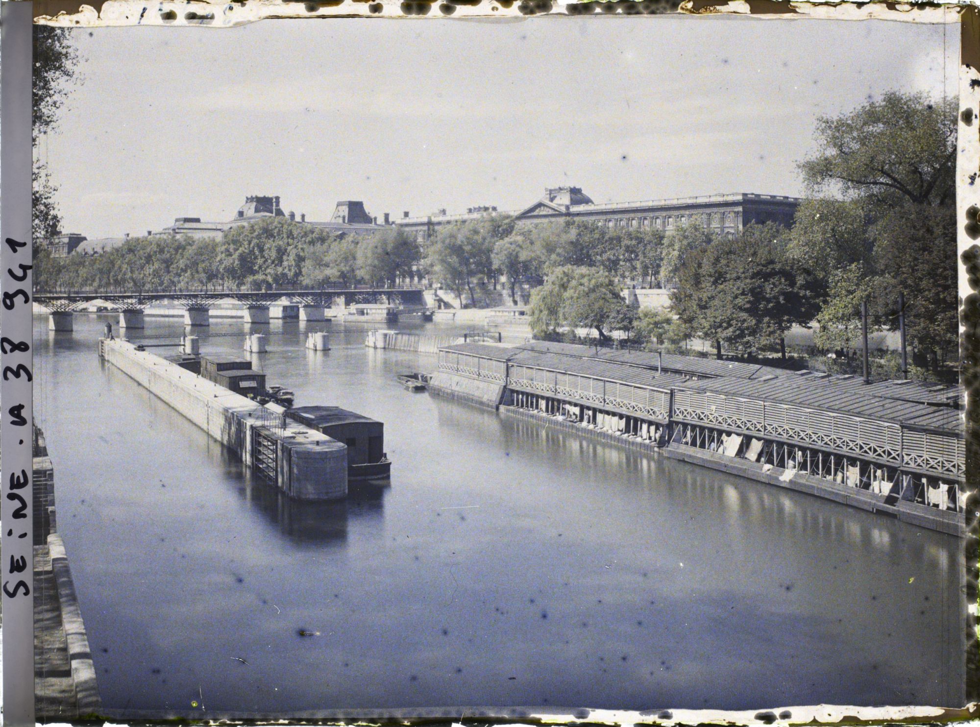 Image représentant Le barrage de la Monnaie, le pont des Arts et le Louvre depuis le Pont-Neuf