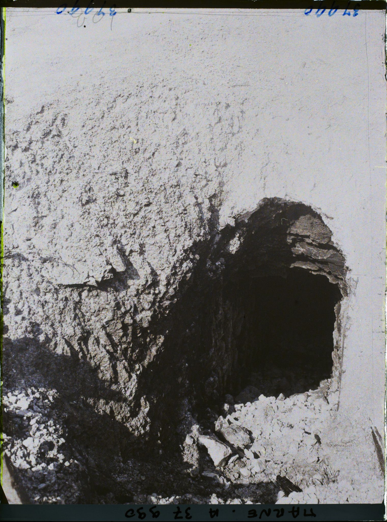Image représentant France, Mont Cornillet, Entrée d'une galerie détruite par un obus incendiaire (Pente Sud)