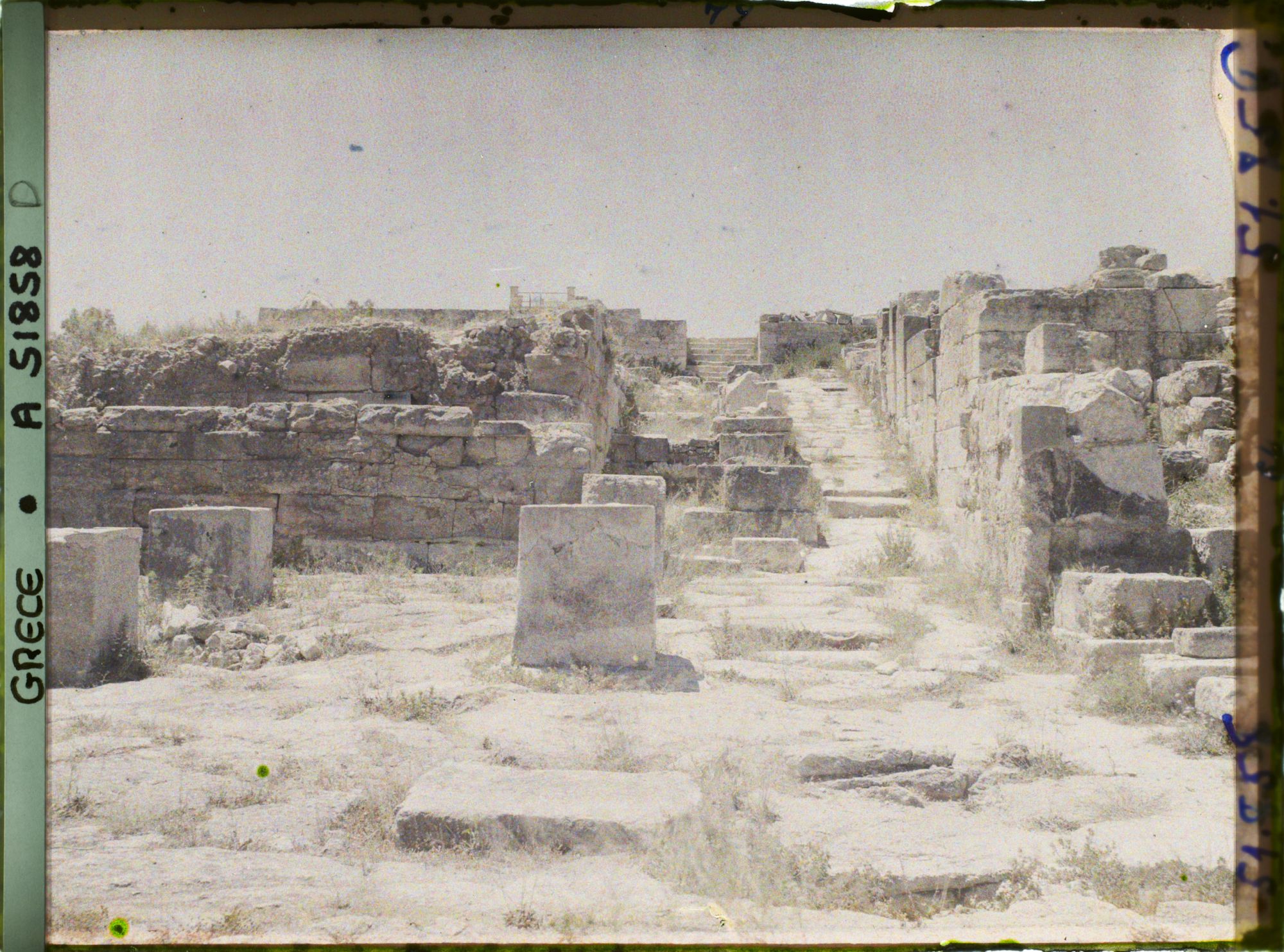 Image représentant L'entrée nord du Palais (au nord comme le théâtre, plus à l'est)