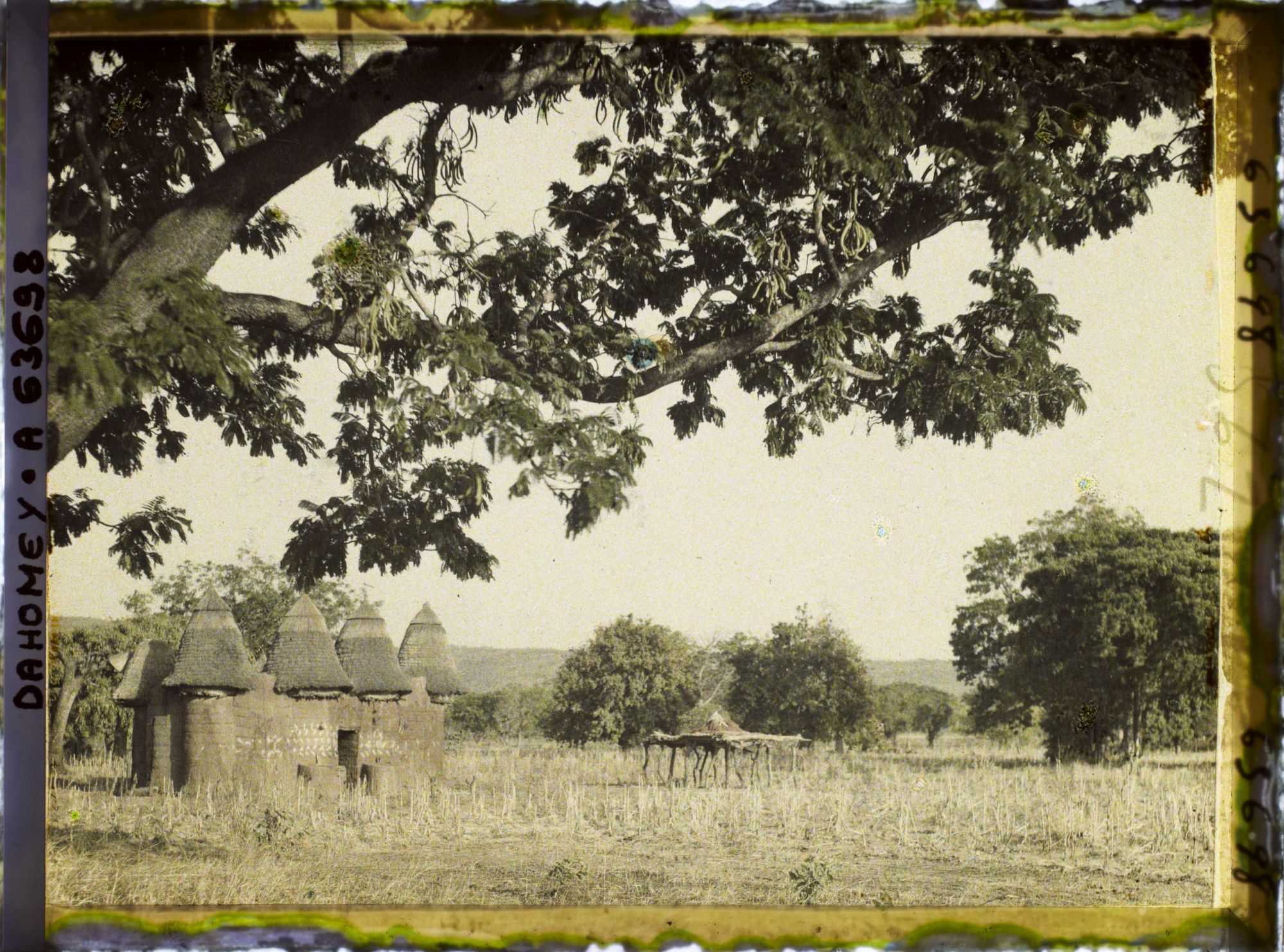 Image représentant Tata (case) somba et plate-forme à sécher le mil