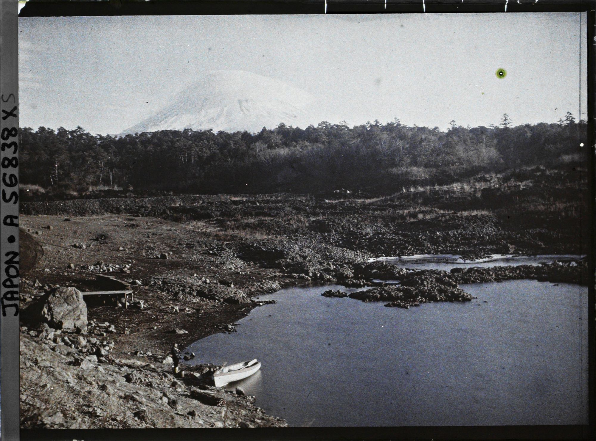 Image représentant Le Mont Fuji (Fuji-san) vu de la pointe sud du lac Shôji (Shôji-ko)