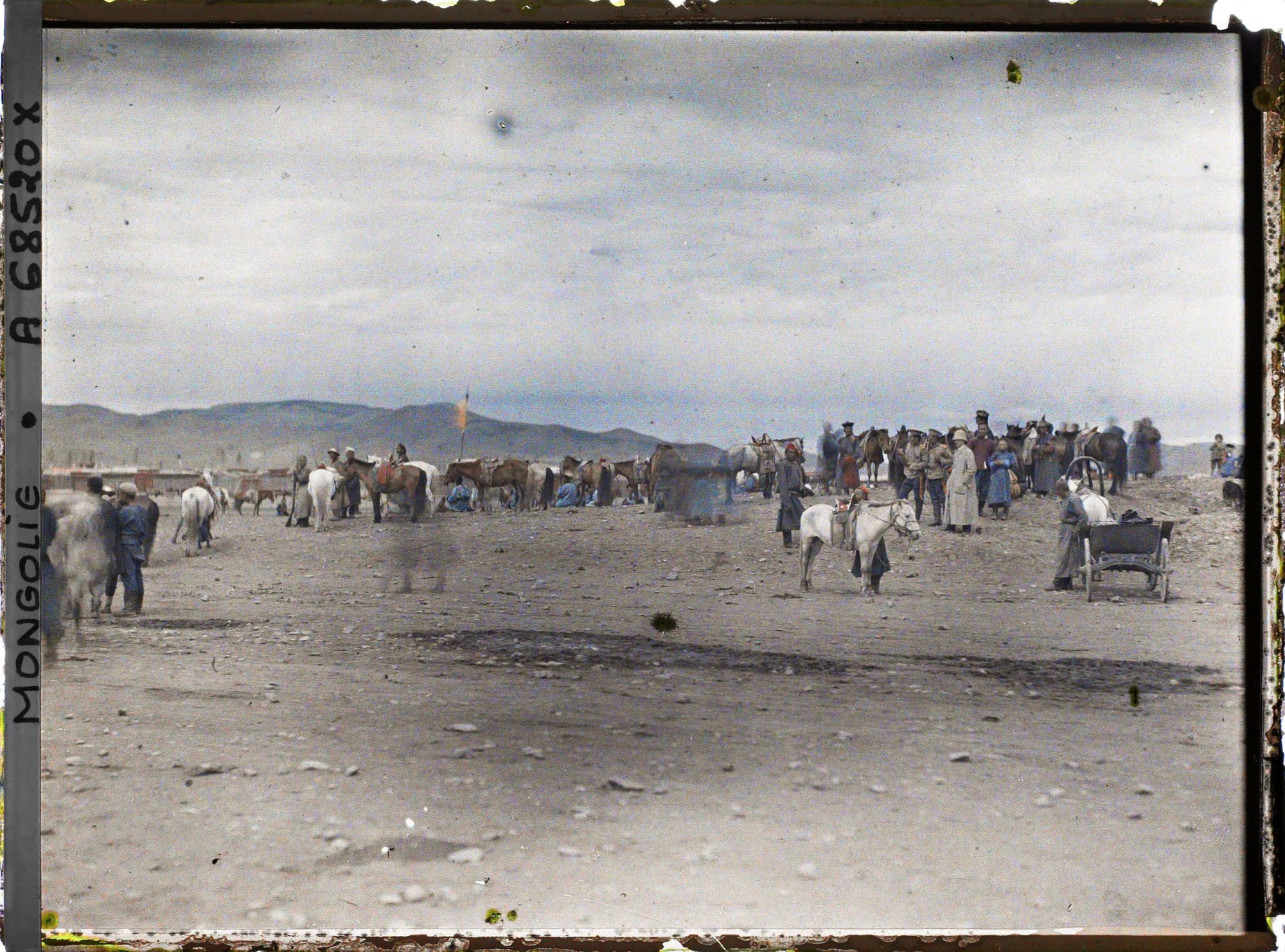 Image représentant Chevaux, soldats et spectateurs sur la grande place du marché