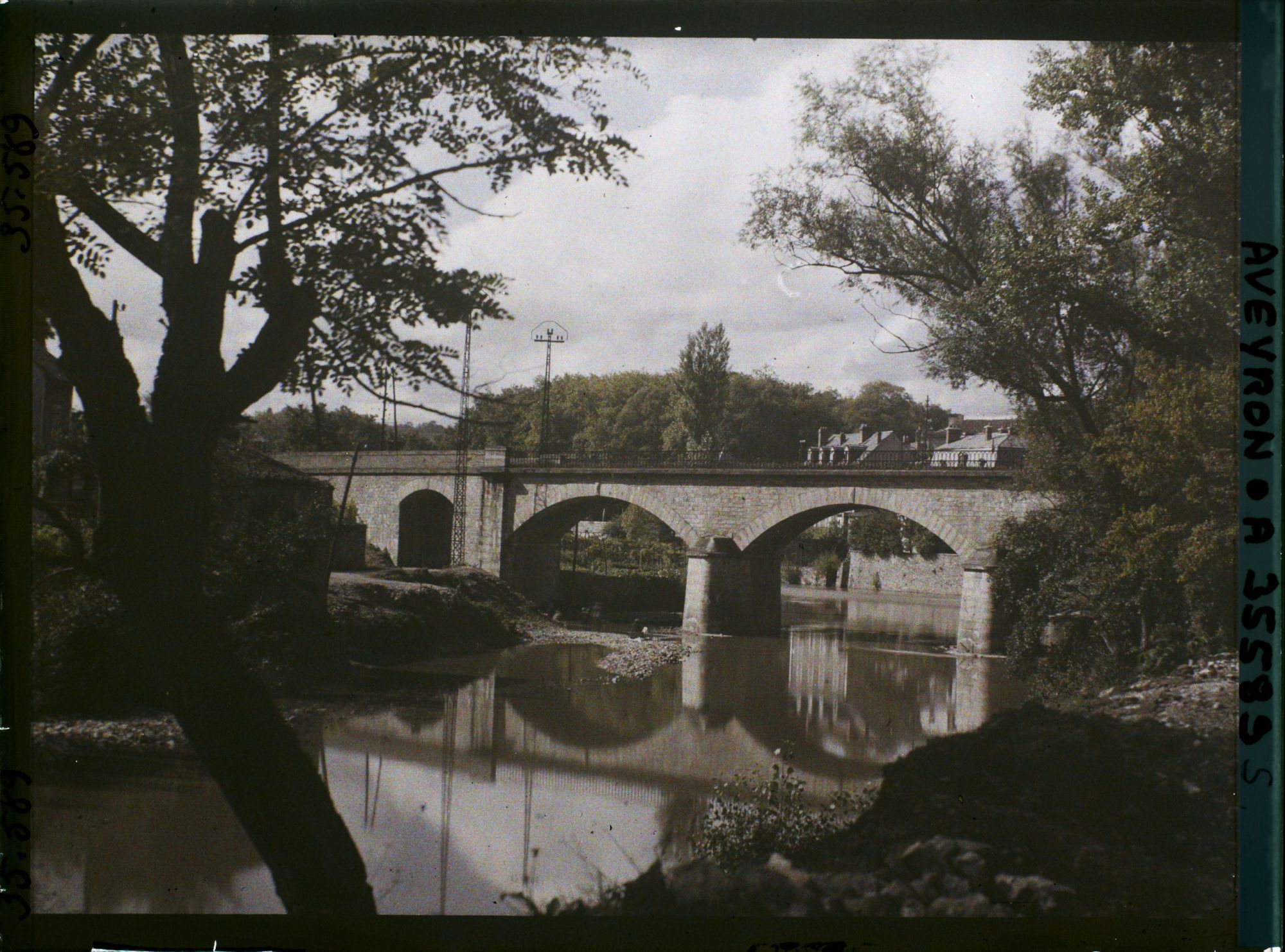 Image représentant Le pont ferroviaire enjambant l'Alzou et l'Aveyron