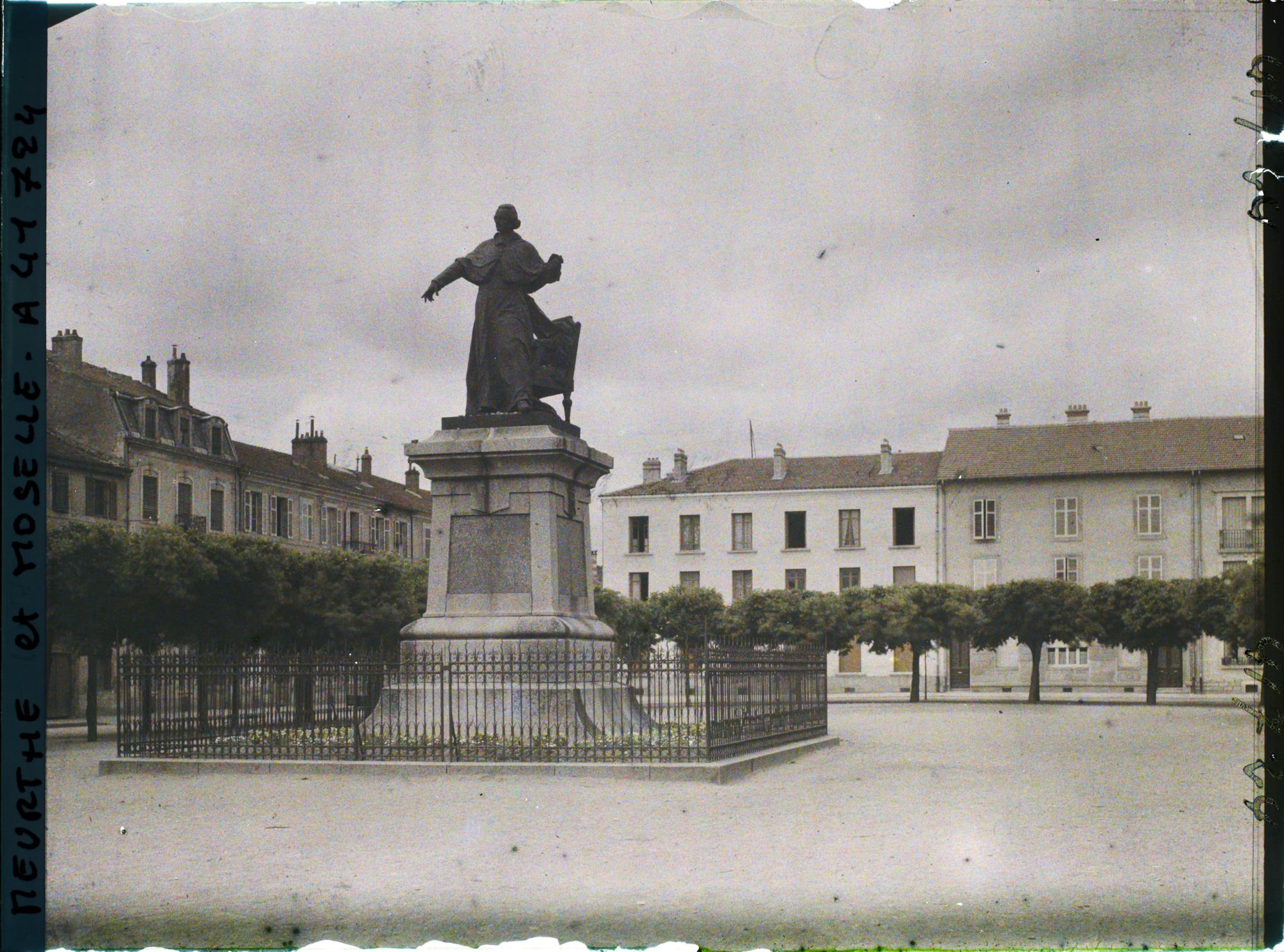 Image représentant France, Lunévile, Place des Carmes reconstruite et Statue Abbé Grégoire