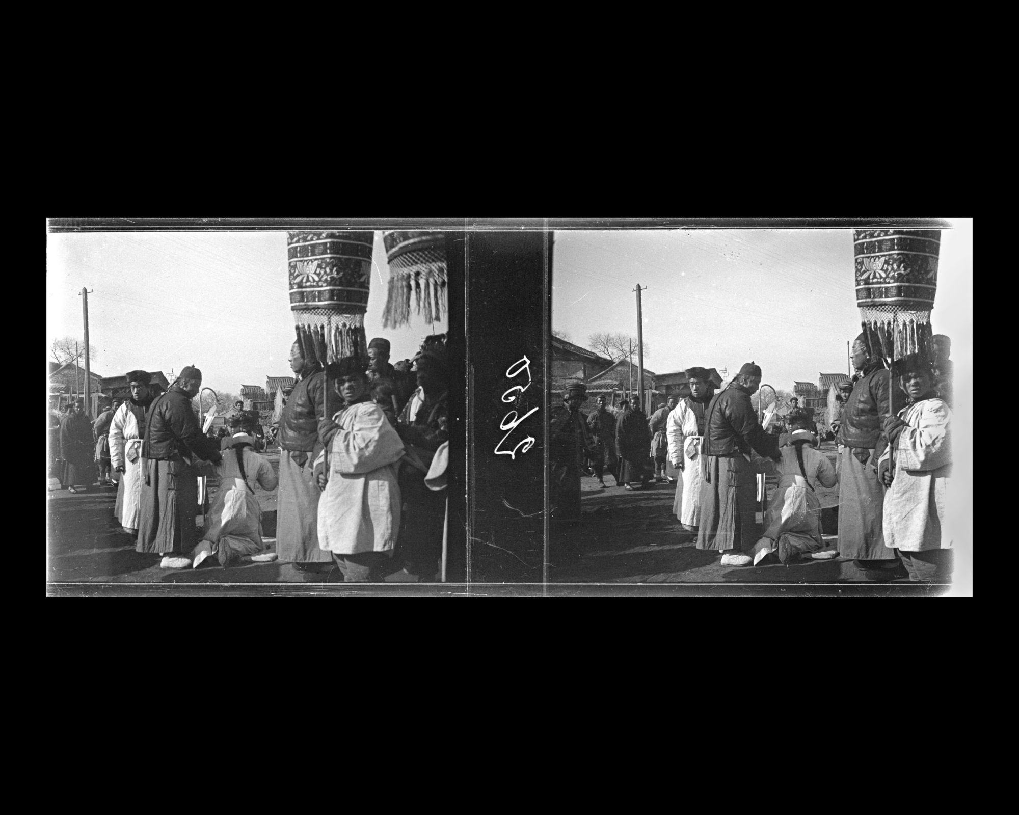 Image représentant Un cortège funéraire de trente-deux porteurs sur Deshengmen dajie ("avenue de la Porte des Vertus Triomphantes") dans la ville tartare ouest