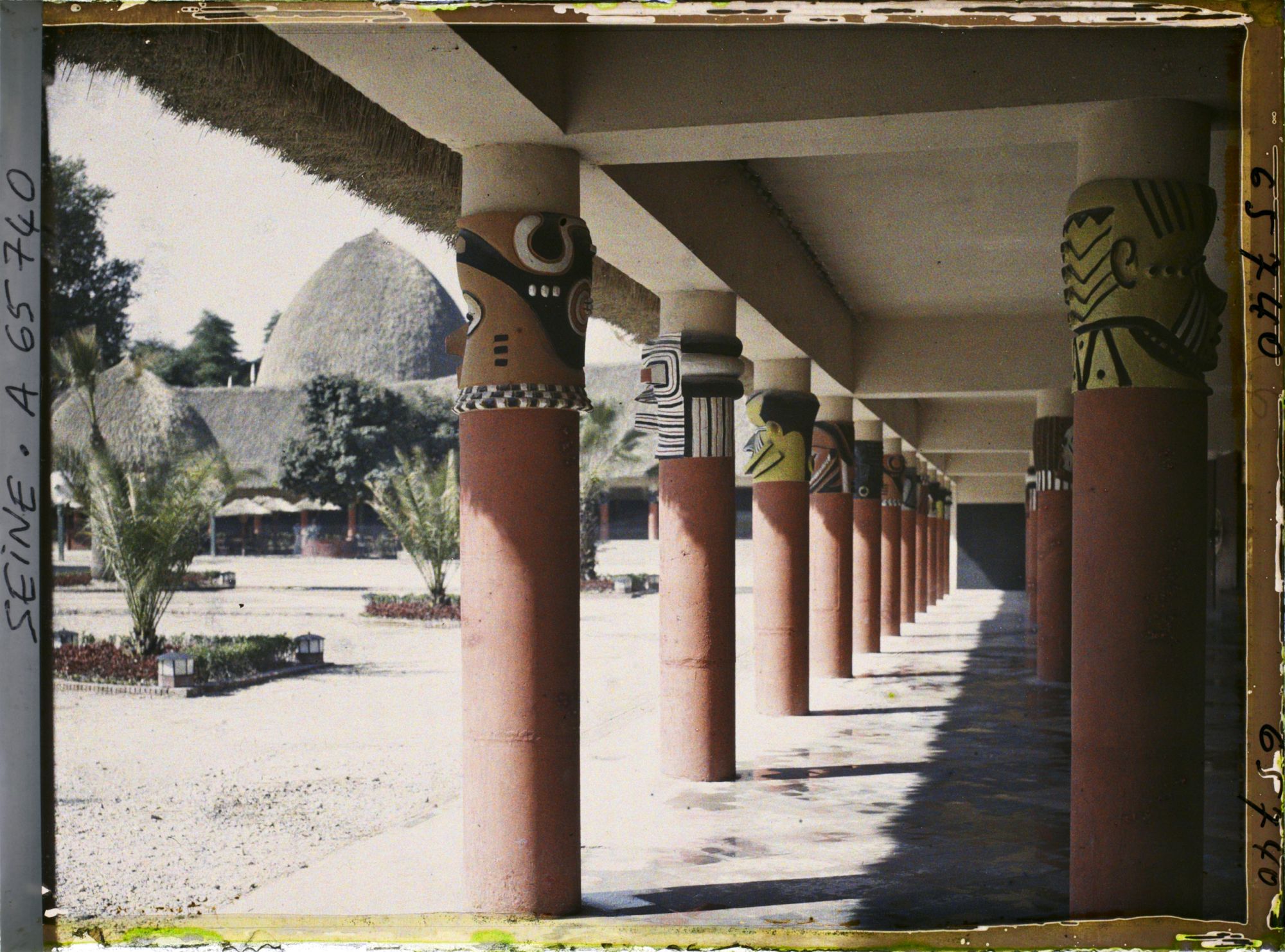 Image représentant L'Exposition Coloniale Internationale de 1931, la colonnade du pavillon du Congo belge