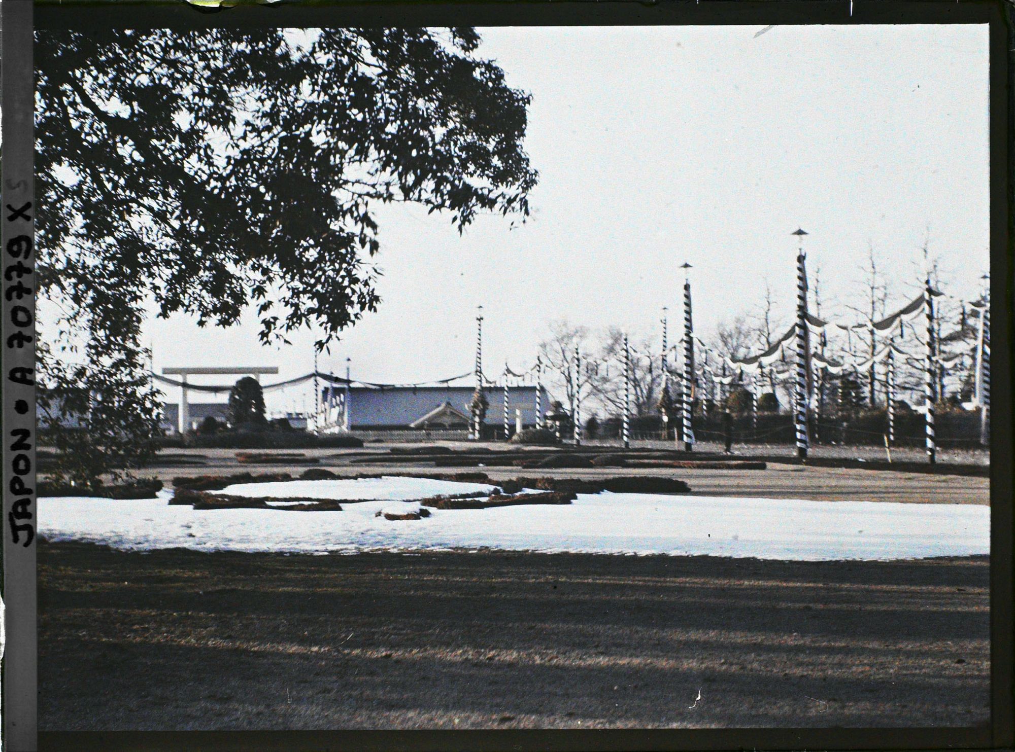 Image représentant Funérailles de l'Empereur Taisho-Tenno (Yoshihito), Shinjuku Gyoen (Parc Impérial de Shinjuku), sanctuaire contenant le char funèbre