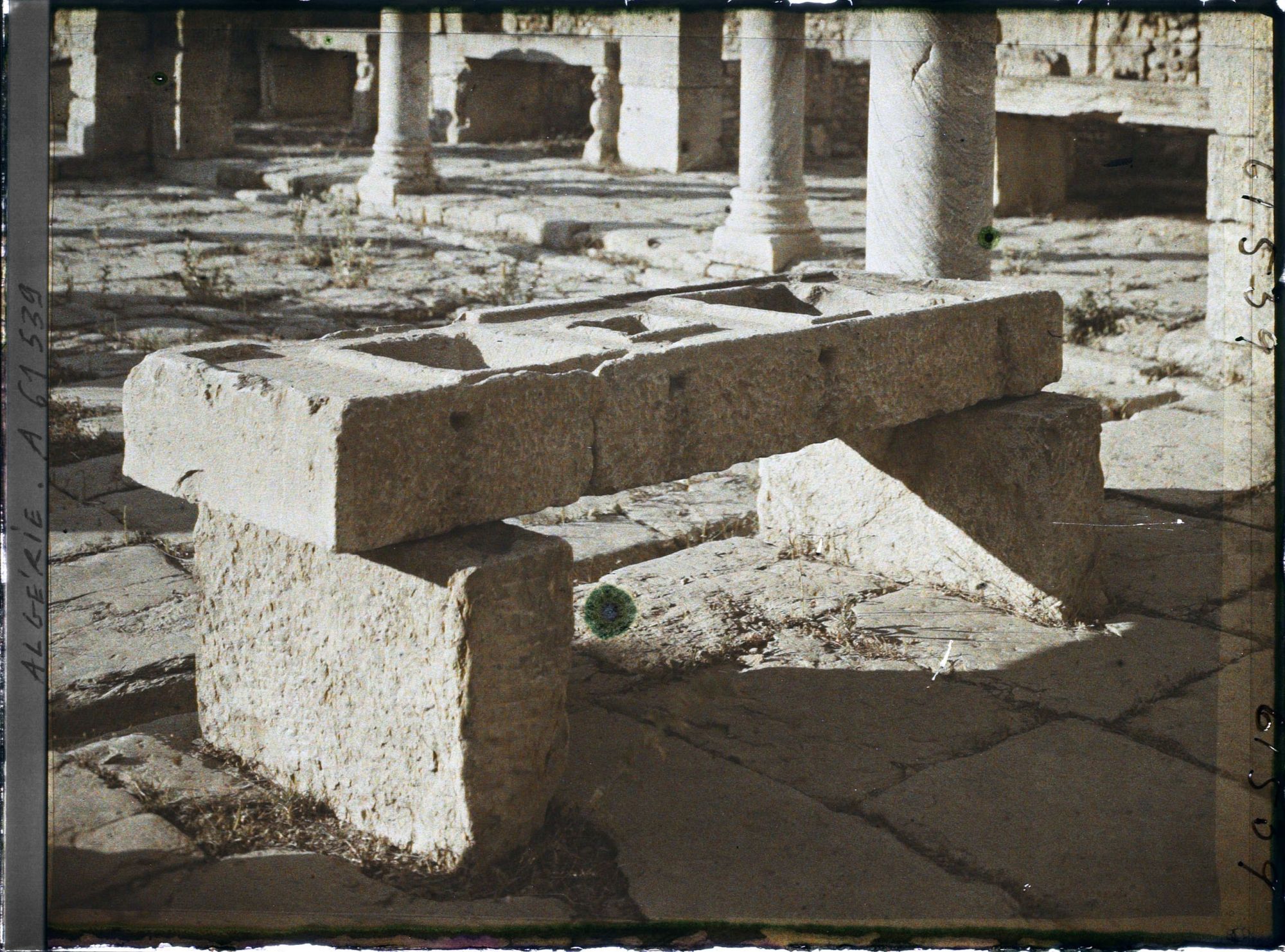 Image représentant Une table pour mesurer le grain et les liquides, dans le marché de Cosinius, vestiges de la cité antique Cuicul