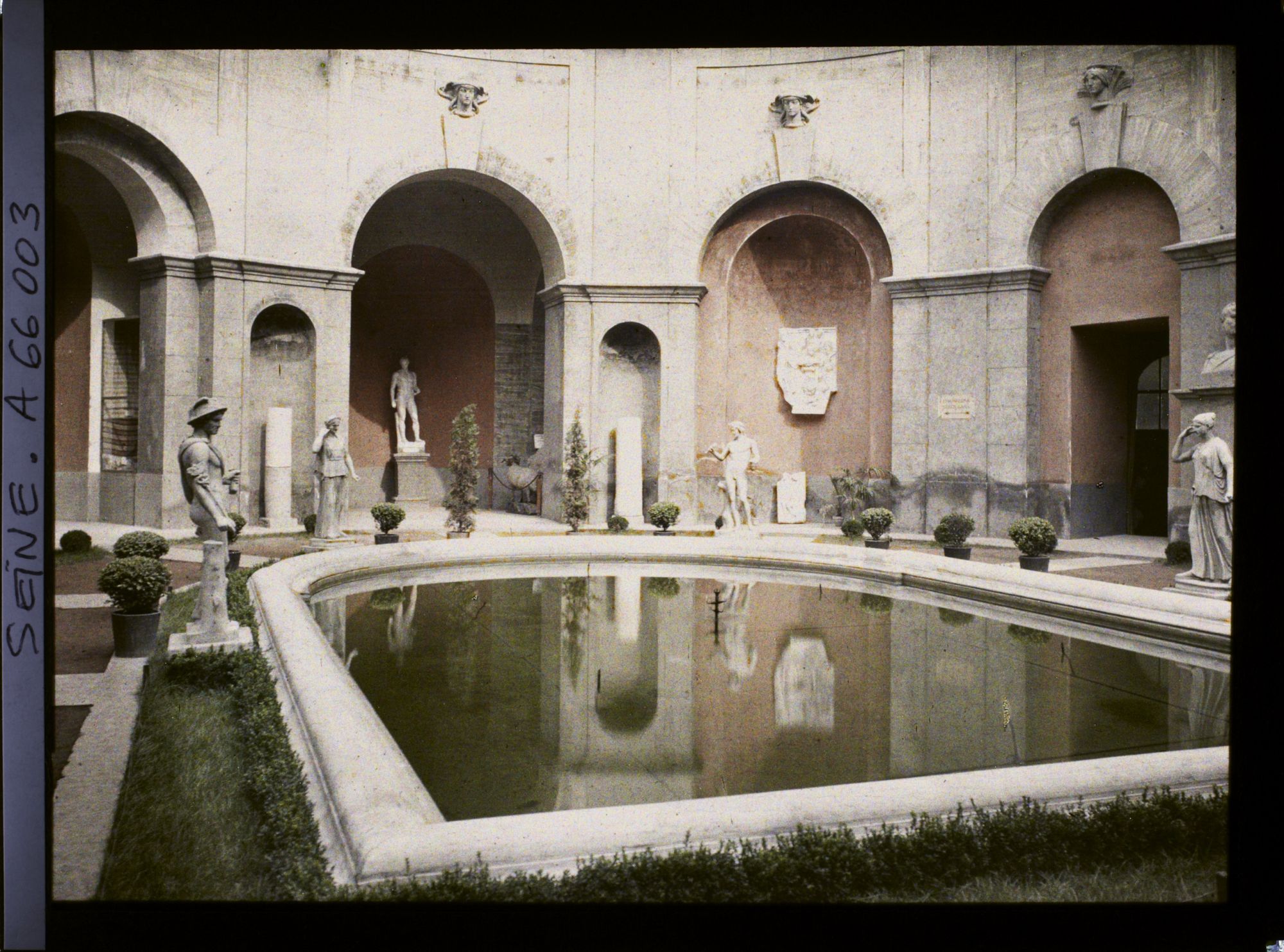 Image représentant L'Exposition Coloniale Internationale de 1931, la cour du palais de l'Italie