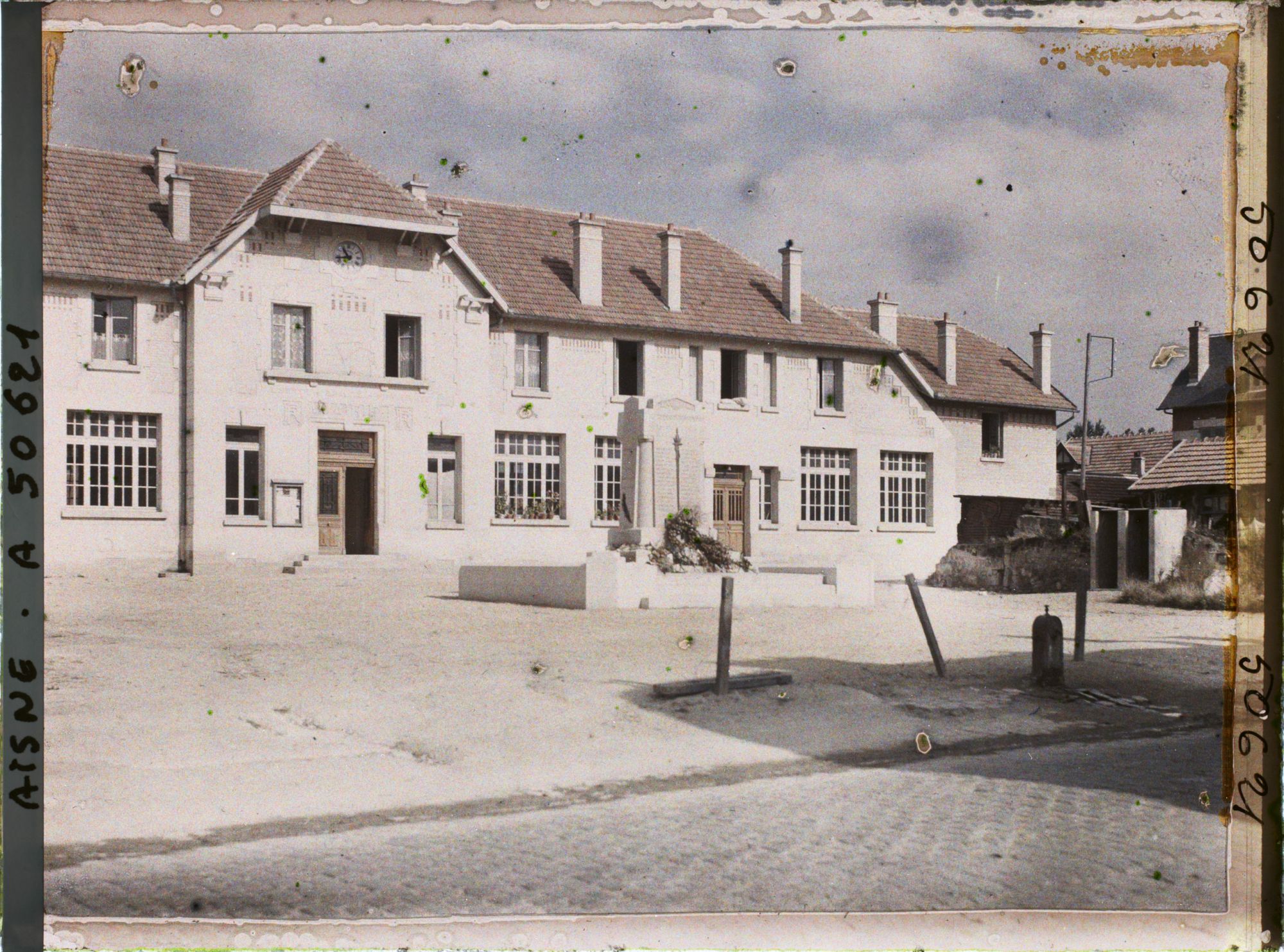 Image représentant France, Crouy, Mairie, Ecoles et Mont aux Morts