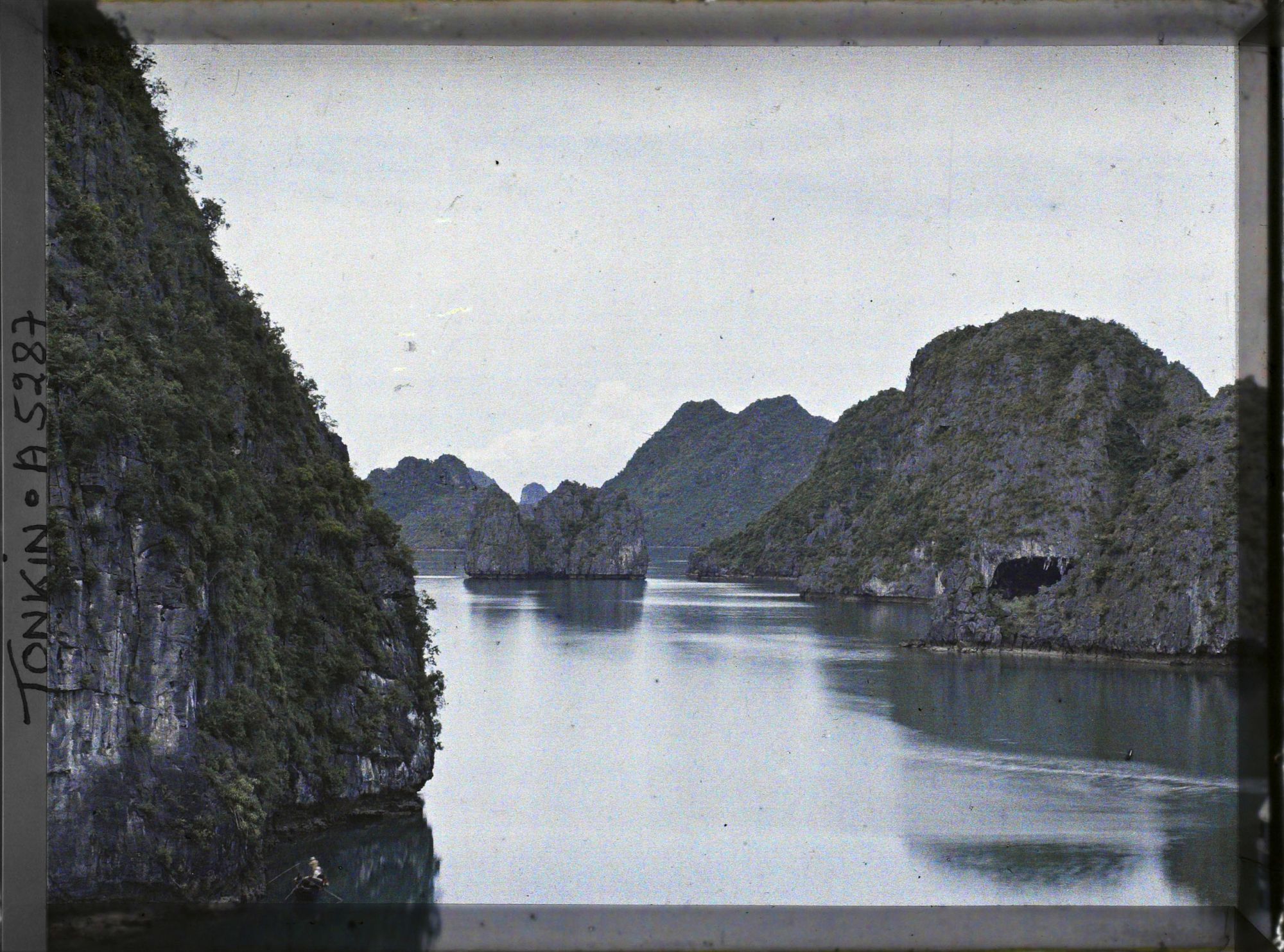 Image représentant Vue sur le Cirque de la Surprise après le passage d'un bateau à vapeur