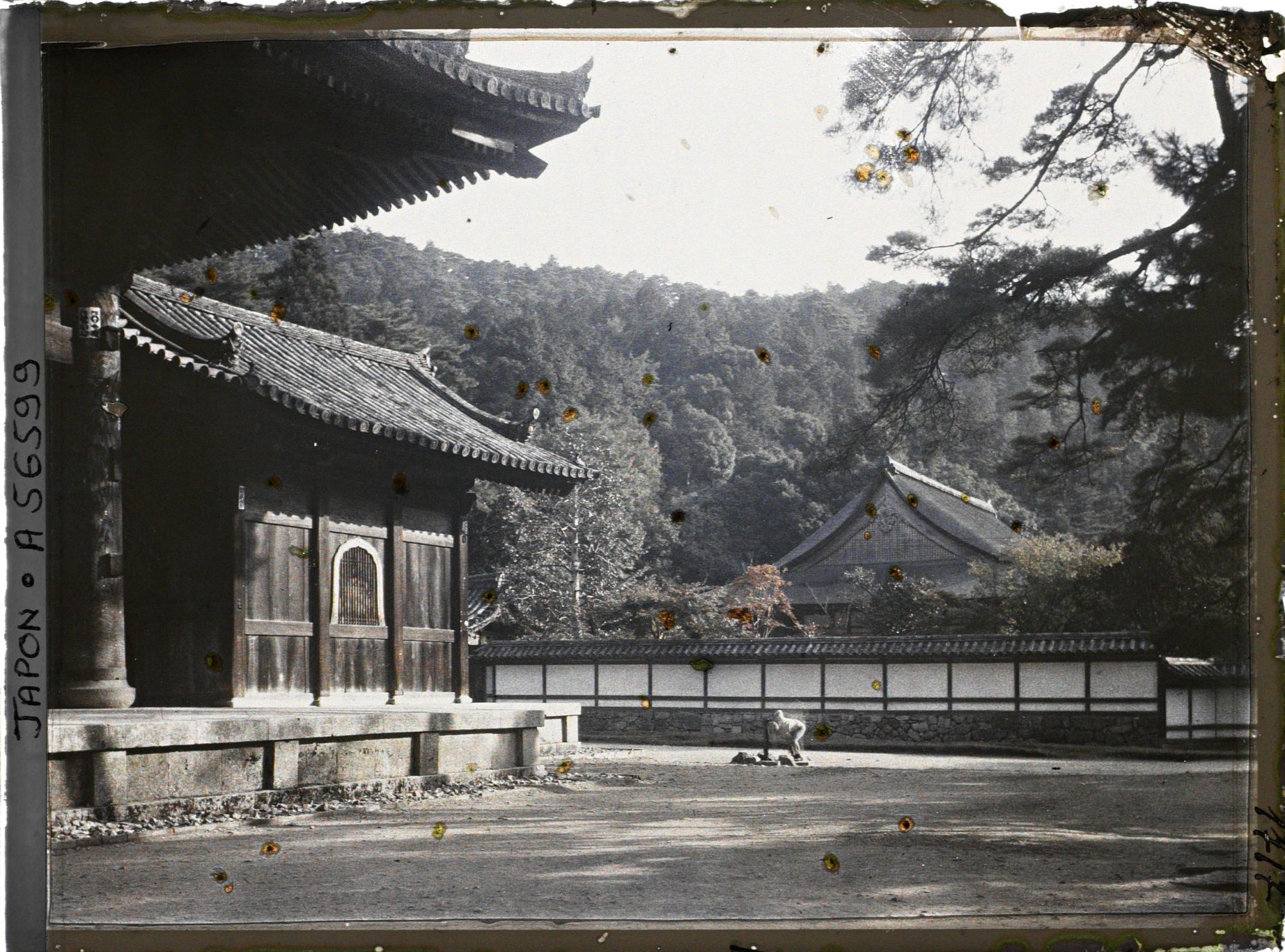 Image représentant Temple Nanzen-ji : porte San-mon et temple Tenju-an (au fond)