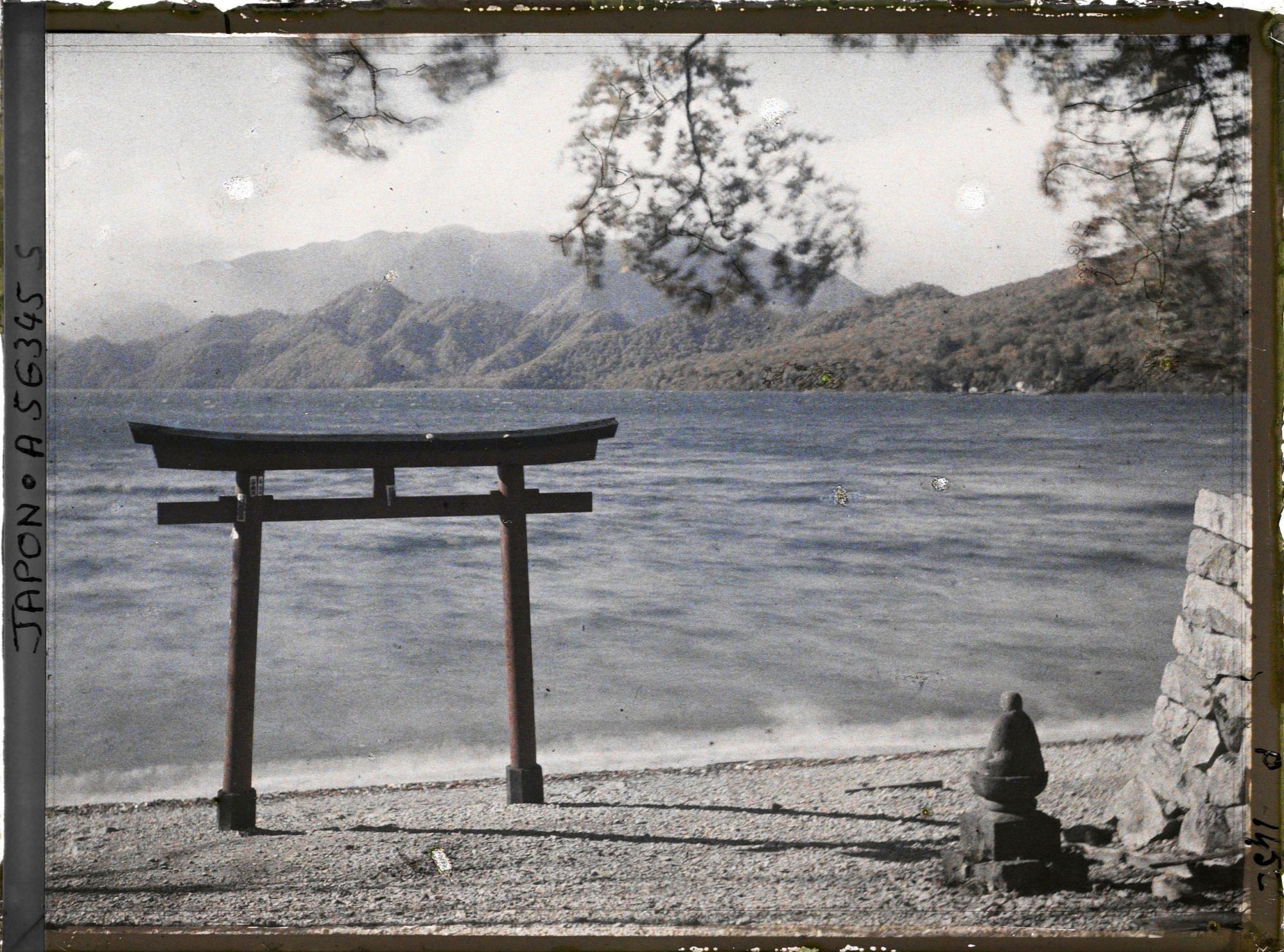 Image représentant Torii sur la plage Utaga (Utagahama), au bord du lac Chuzenji
