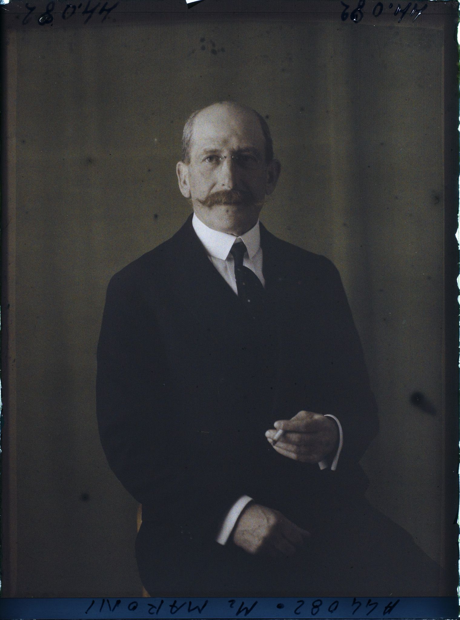 Image représentant https://musee-albert-kahn.s-museum.fr/home/NWQ2OTAwYzNmYjZlZTk1ZWQwODJmMjY4L2dlbmVyaWMtbm90aWNlLXRhYi9hdXRob3JpdHkvNjE3YTc5ZjVjZjhiODk2OGIzMzM3ZDIx/5d6900c3fb6ee95ed082f268/generic-notice-tab/authority/617a79ebcf8b8968b3337346 Monsieur Maroni