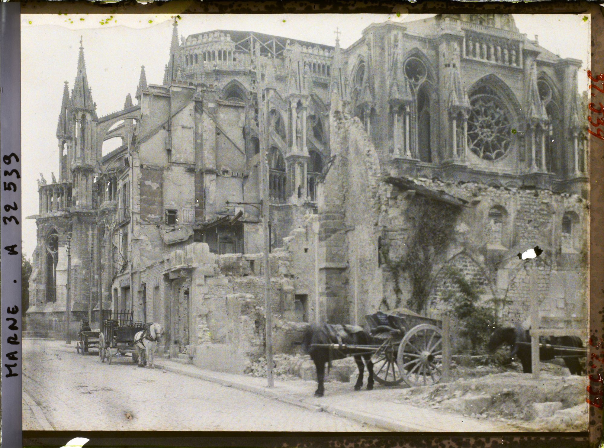 Image représentant France, Reims, La Place Royale, au travers des ruines