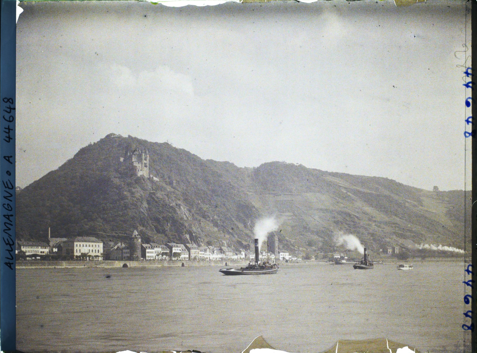 Image représentant Allemagne, Caub, Navires remontant le Rhin devant St Goarhausen