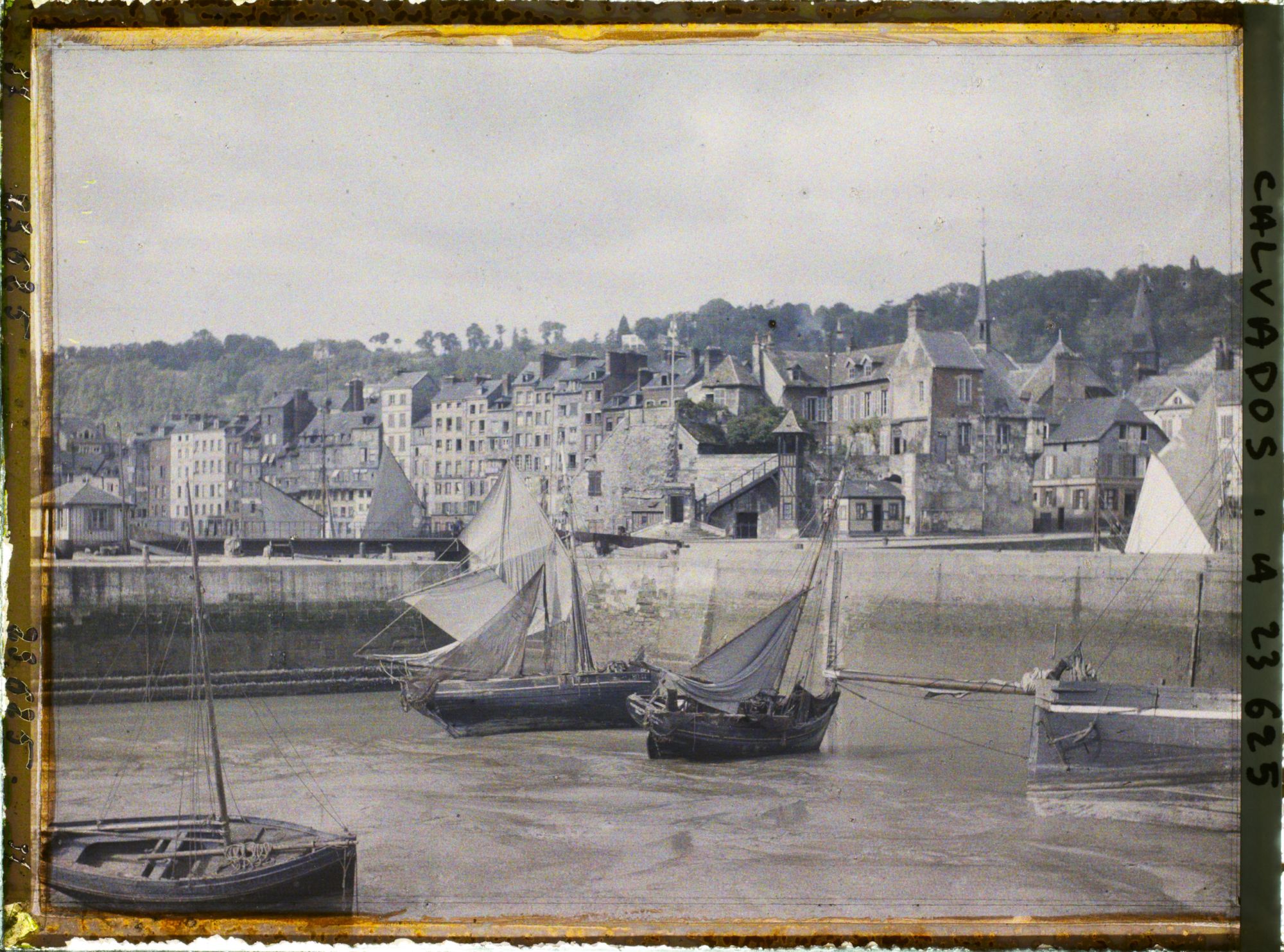 Image représentant Le quai Sainte-Catherine vu de l'avant port