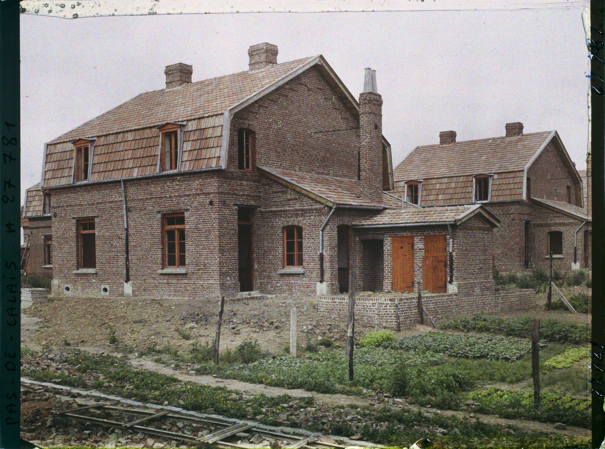 Image représentant France, Airon près de Lens, Corons des mines de Liévin - La rue Pascal Type d'une maison