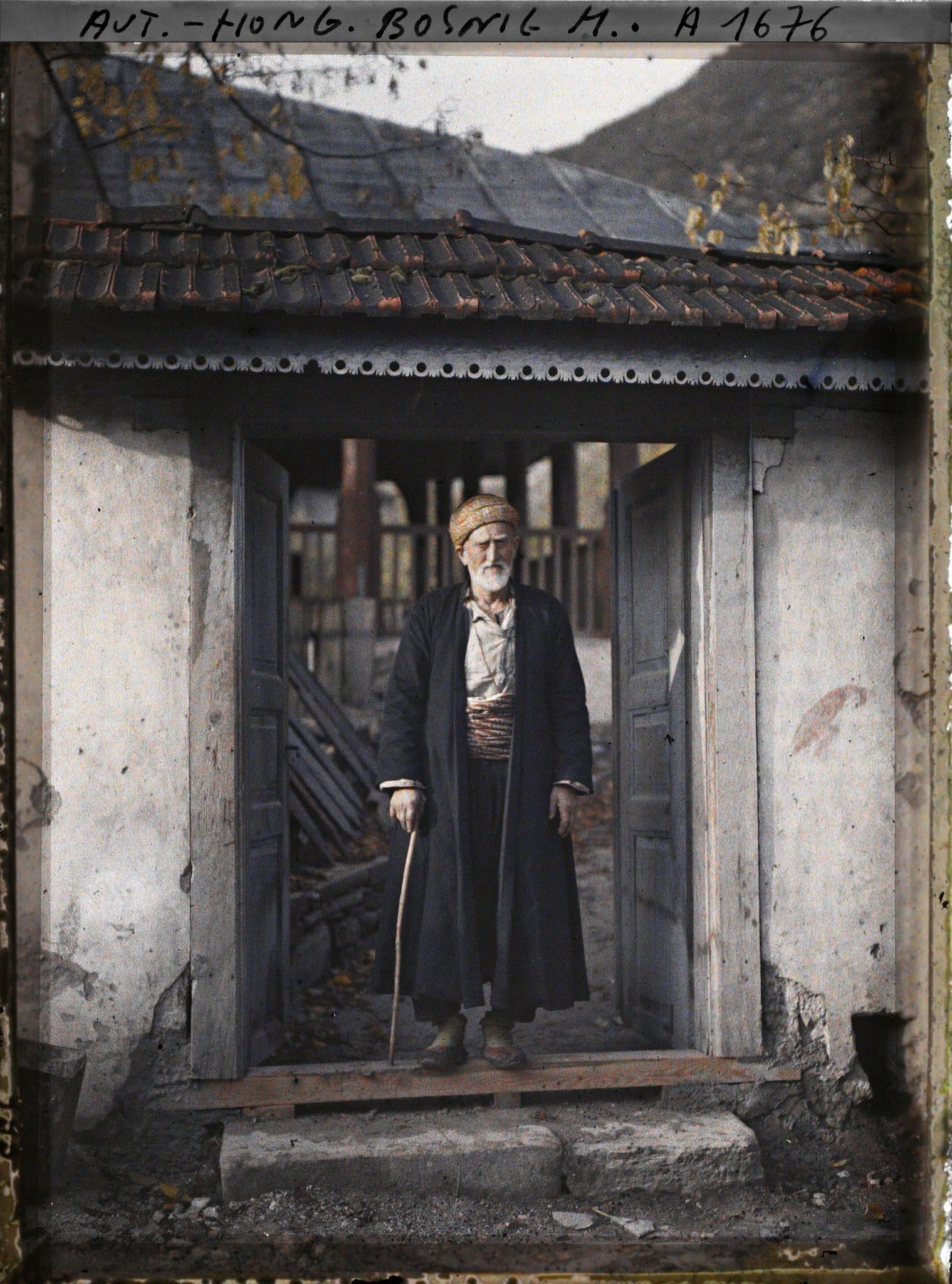 Image représentant Un homme dans l'encadrement de la porte d'une mosquée