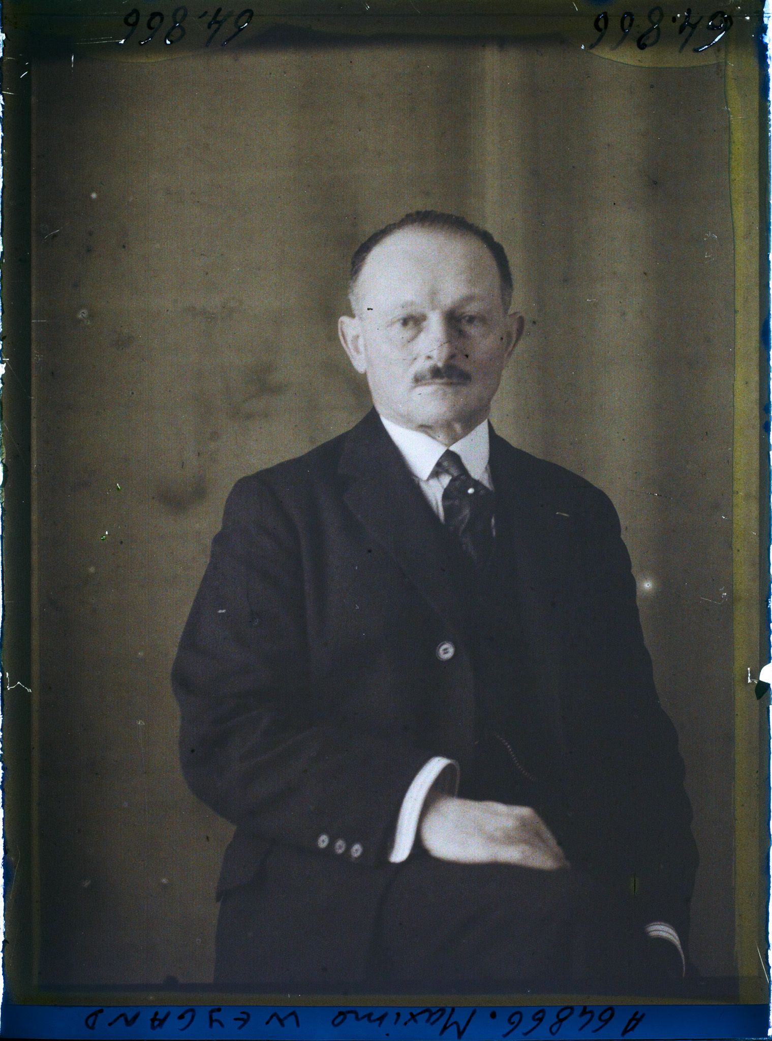 Image représentant https://musee-albert-kahn.s-museum.fr/home/NWQ2OTAwYzNmYjZlZTk1ZWQwODJmMjY4L2dlbmVyaWMtbm90aWNlLXRhYi9hdXRob3JpdHkvNjE3YTc5ZjVjZjhiODk2OGIzMzM3ZDIx/5d6900c3fb6ee95ed082f268/generic-notice-tab/authority/617a79ebcf8b8968b3337a88 Le Général Maxime Weygand