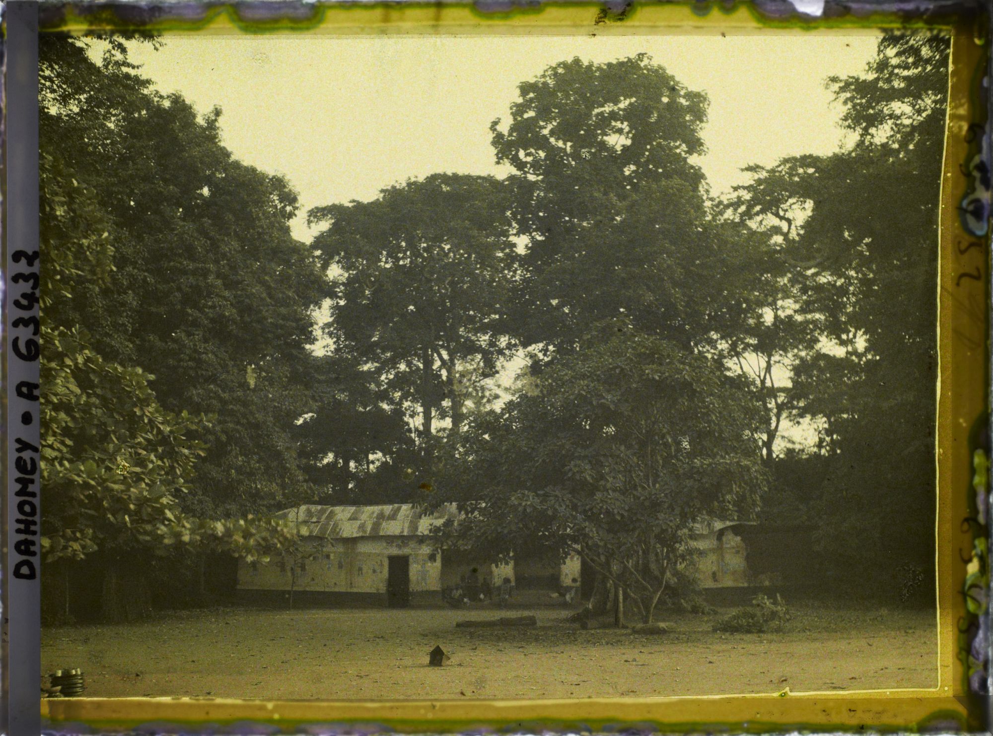 Image représentant Case du fétiche Homgbo (?) adossée à l'enclos sacré
