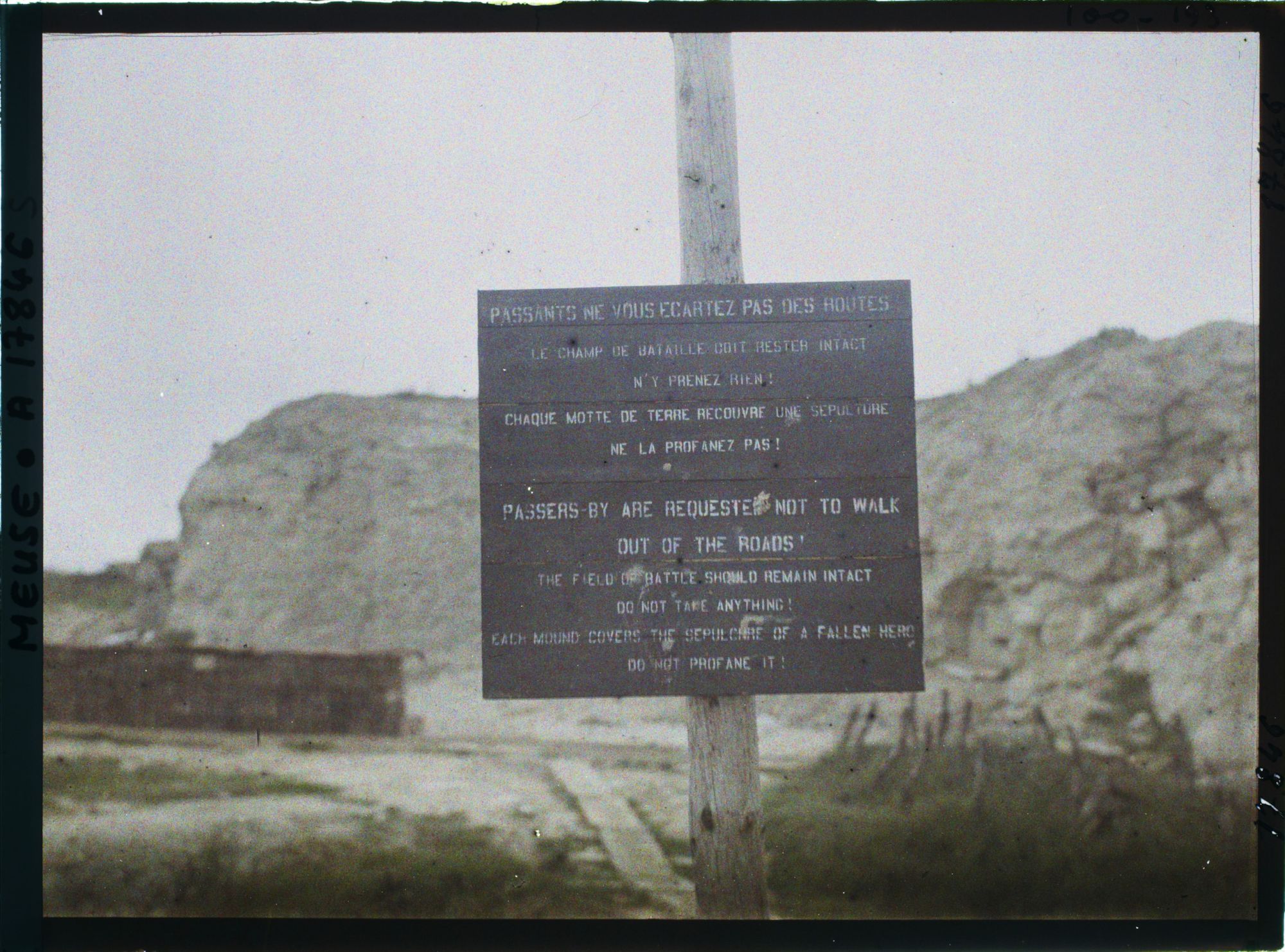 Image représentant France, Fort de Douaumont, Fort de Douaumont - Petite Coupole d'observation Un écriteau à l'entrée du fort