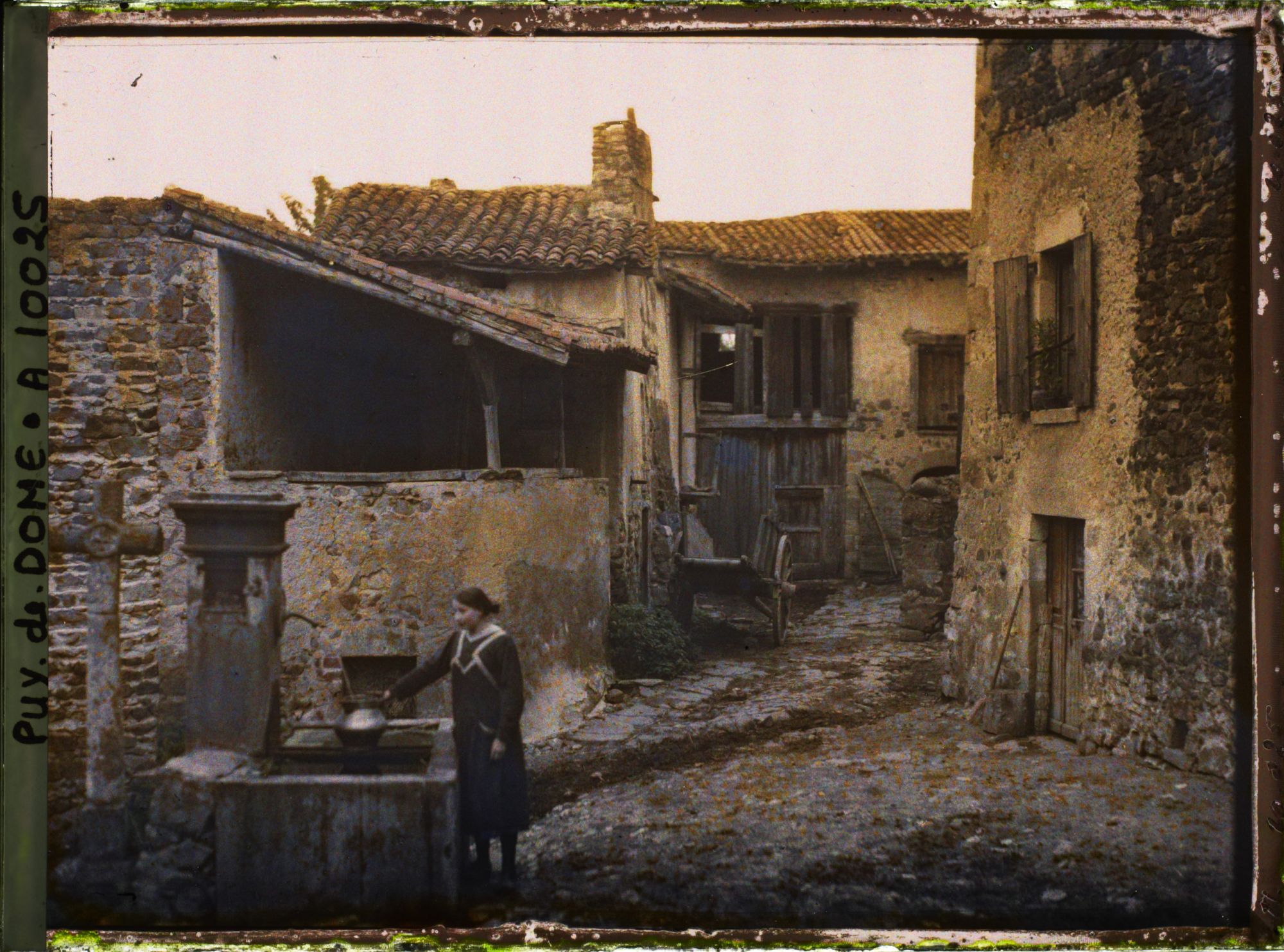 Image représentant France, Nave, Jeune fille à la fontaine