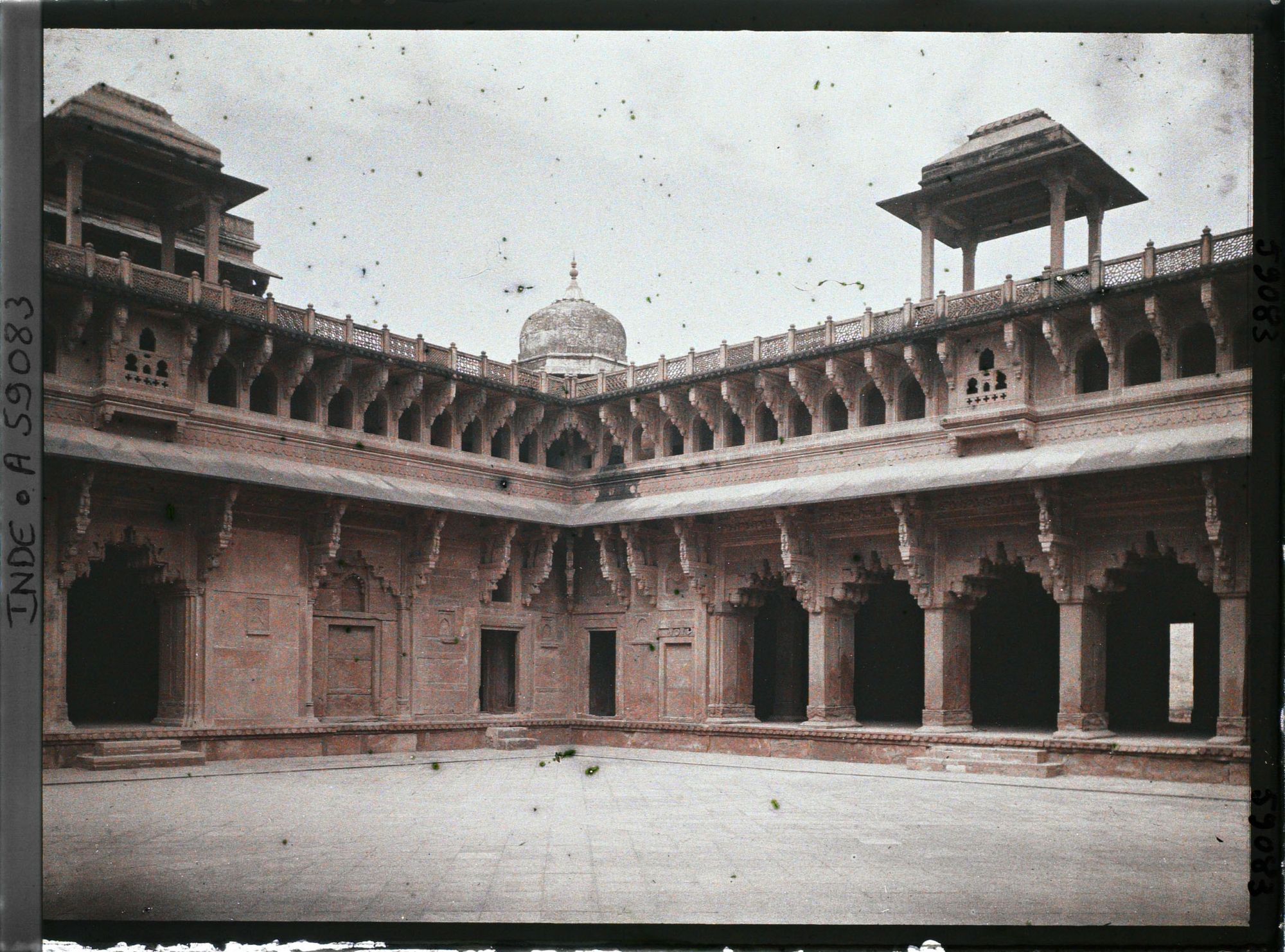 Image représentant Cour intérieure du palais de Jahangir dans le fort Rouge (Lal Qila)