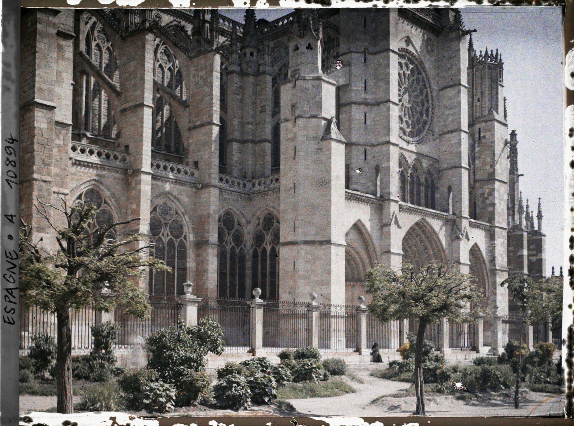 Image représentant Espagne, Léon, Un Coin de la place face à S Isodoro, dite Plazuela del Rastro