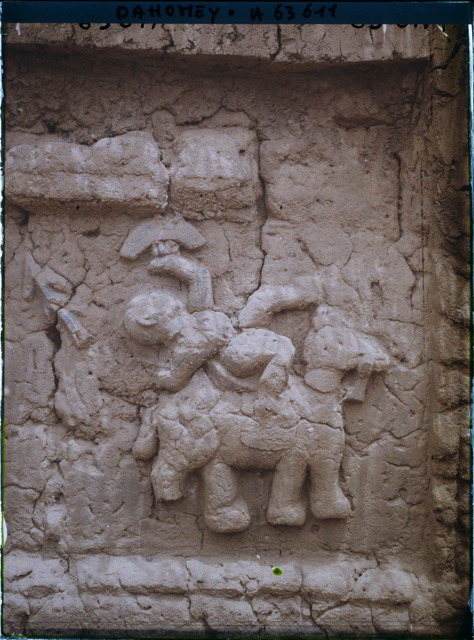 Image représentant Bas-relief d'une résidence du quartier de Gbécon-Hounli, non loin du palais princier de Guézo, figure du cavalier acrobate Aloukiki