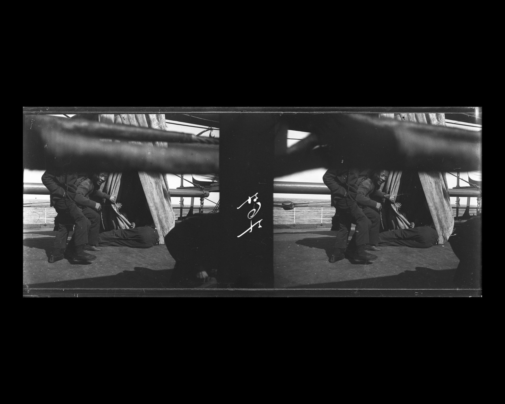 Image représentant Passagers ou membres d'équipage asiatiques sur le pont