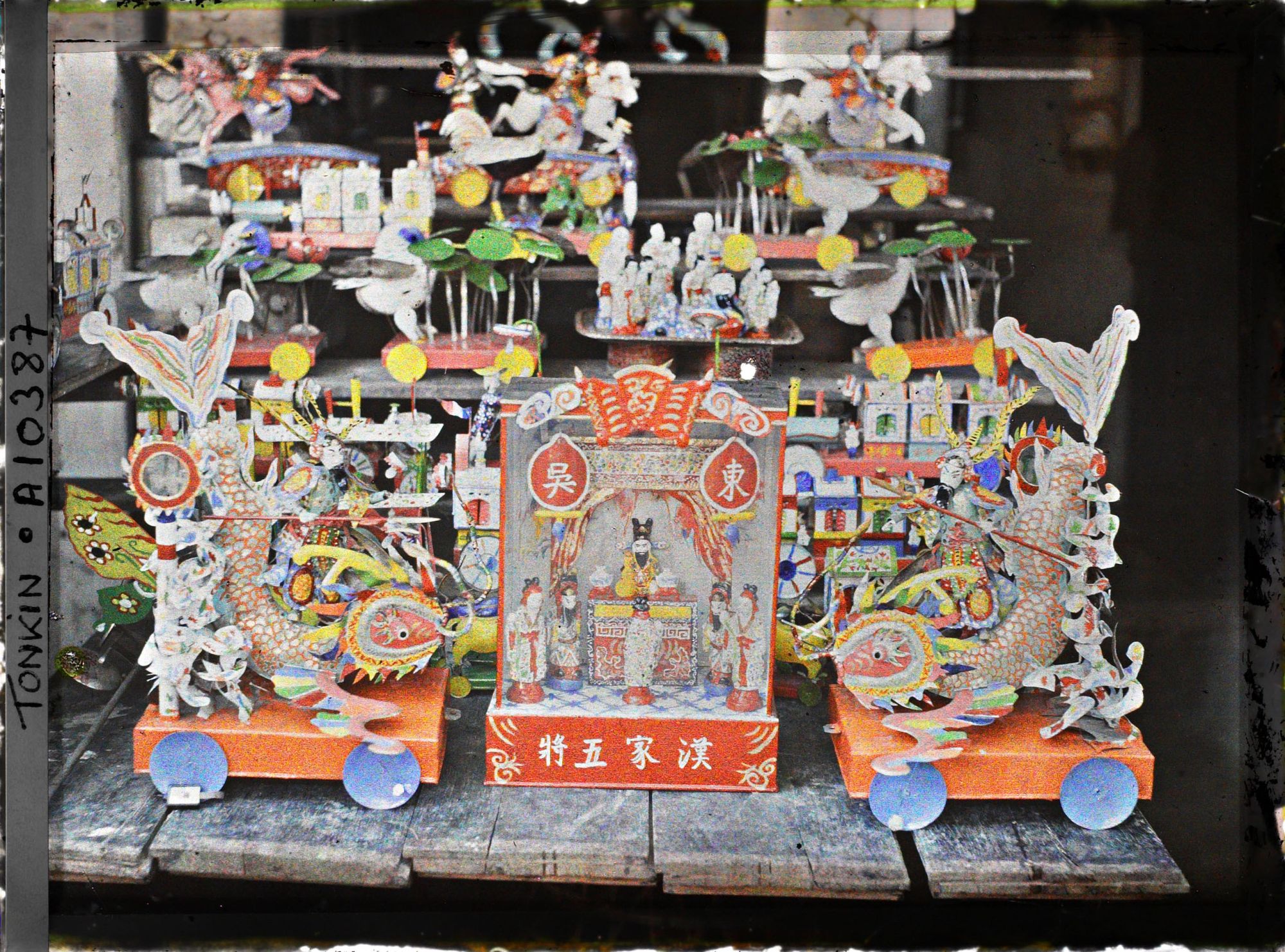 Image représentant Un détail d'étalage de jouets en fer blanc peint, vendus à l'époque de la fête des enfants (fête de la mi-automne)