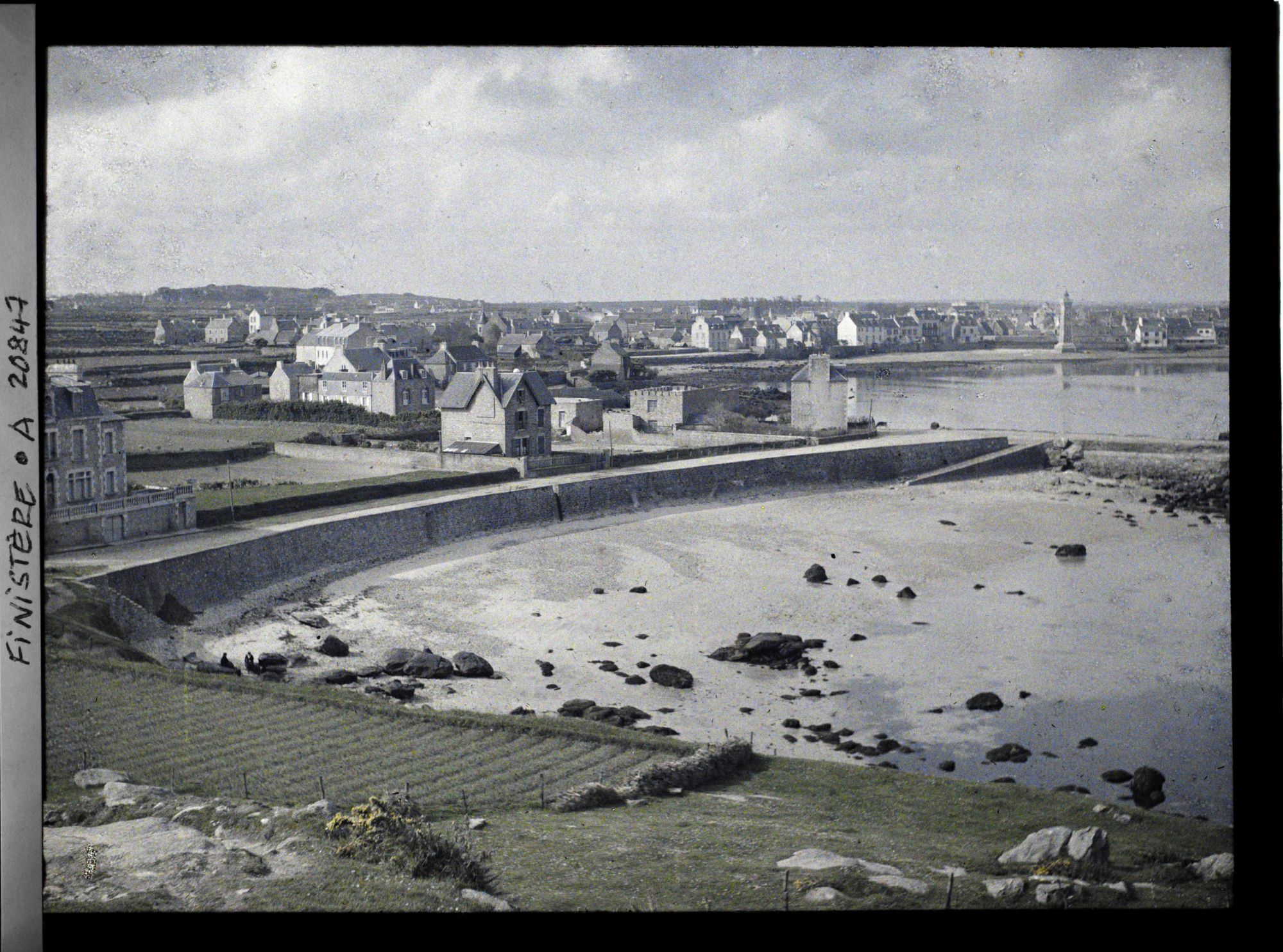 Image représentant Le port et le quartier du phare vus de la chapelle Sainte-Barbe