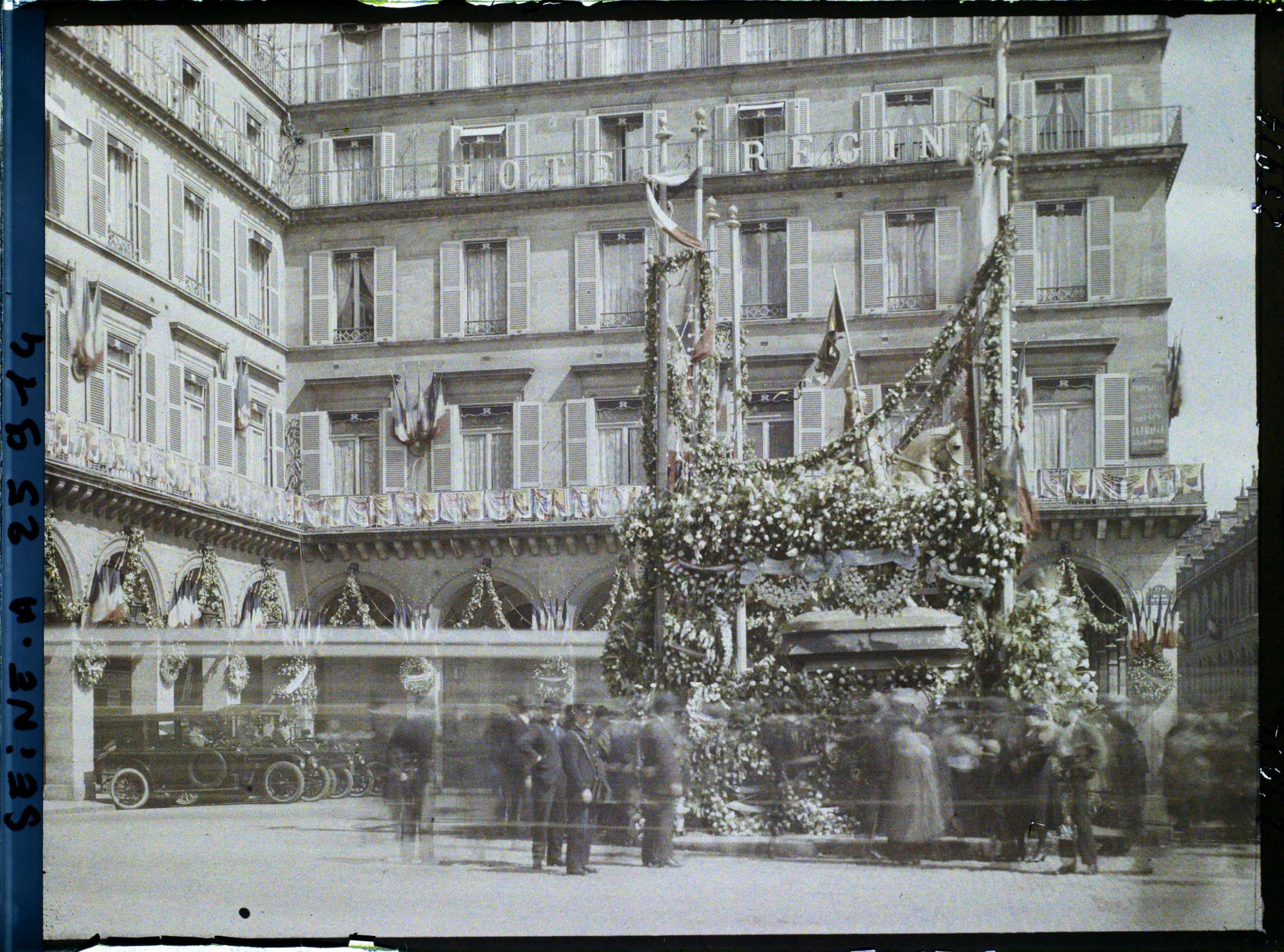 Image représentant La statue de Jeanne d'Arc décorée place de Rivoli (actuelle place des Pyramides) pour la fête de Jeanne d'Arc