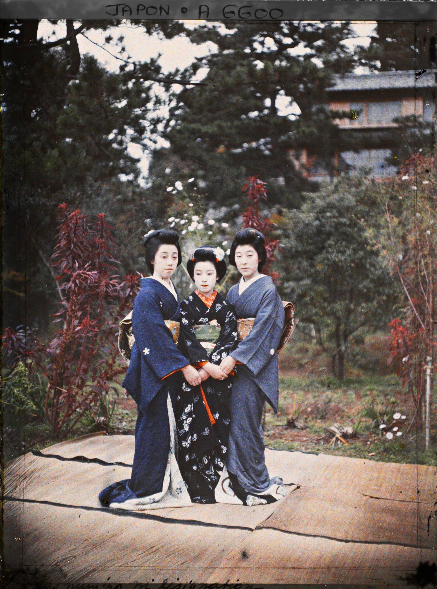 Image représentant Des actrices-danseuses habillées en geishas, entourant une maiko (apprentie geisha)