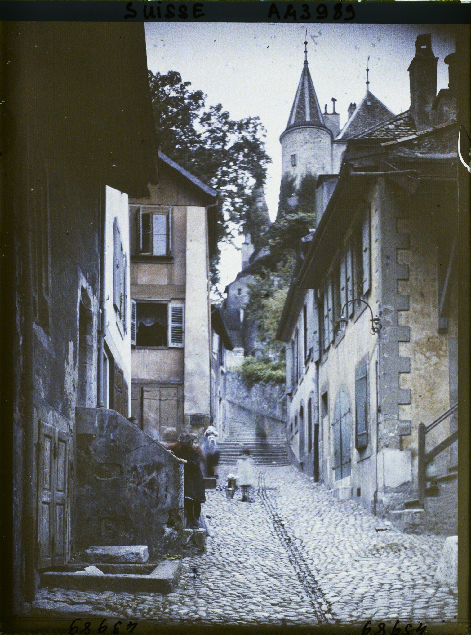 Image représentant La ruelle de la Poterne et le château de Nyon