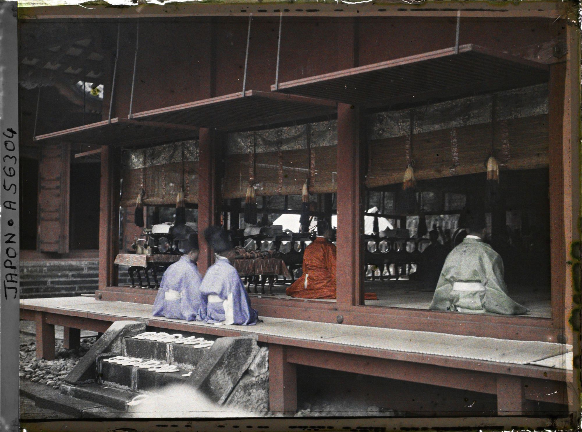 Image représentant Prêtres shintoïstes officiant lors de la fête du sanctuaire Tôshôgû dans l'Otabisho (reposoir des dieux)