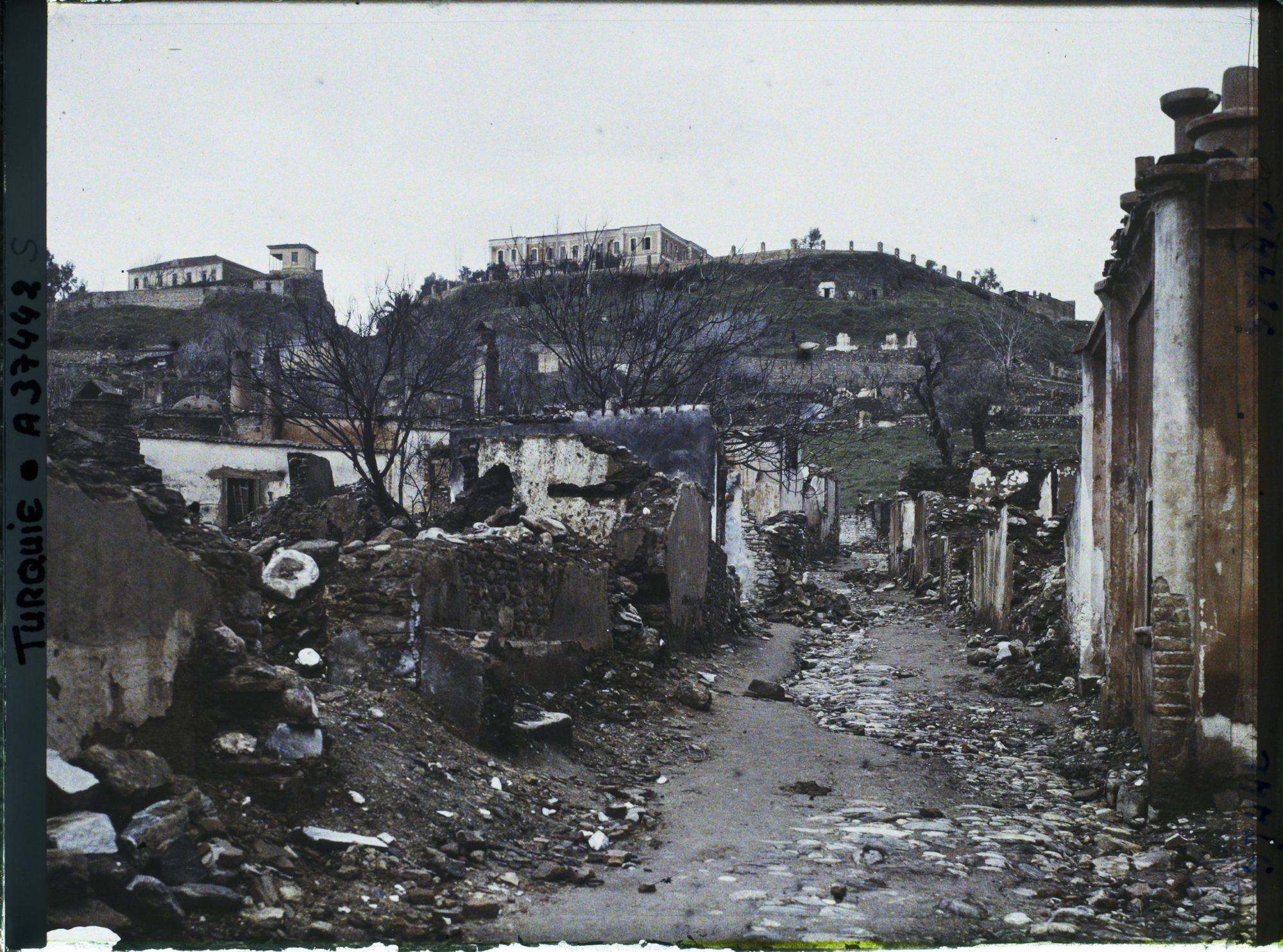 Image représentant Turquie, Aidin, Rue du Pacha, Ecole de Garçons à droite et Caserne à gauche