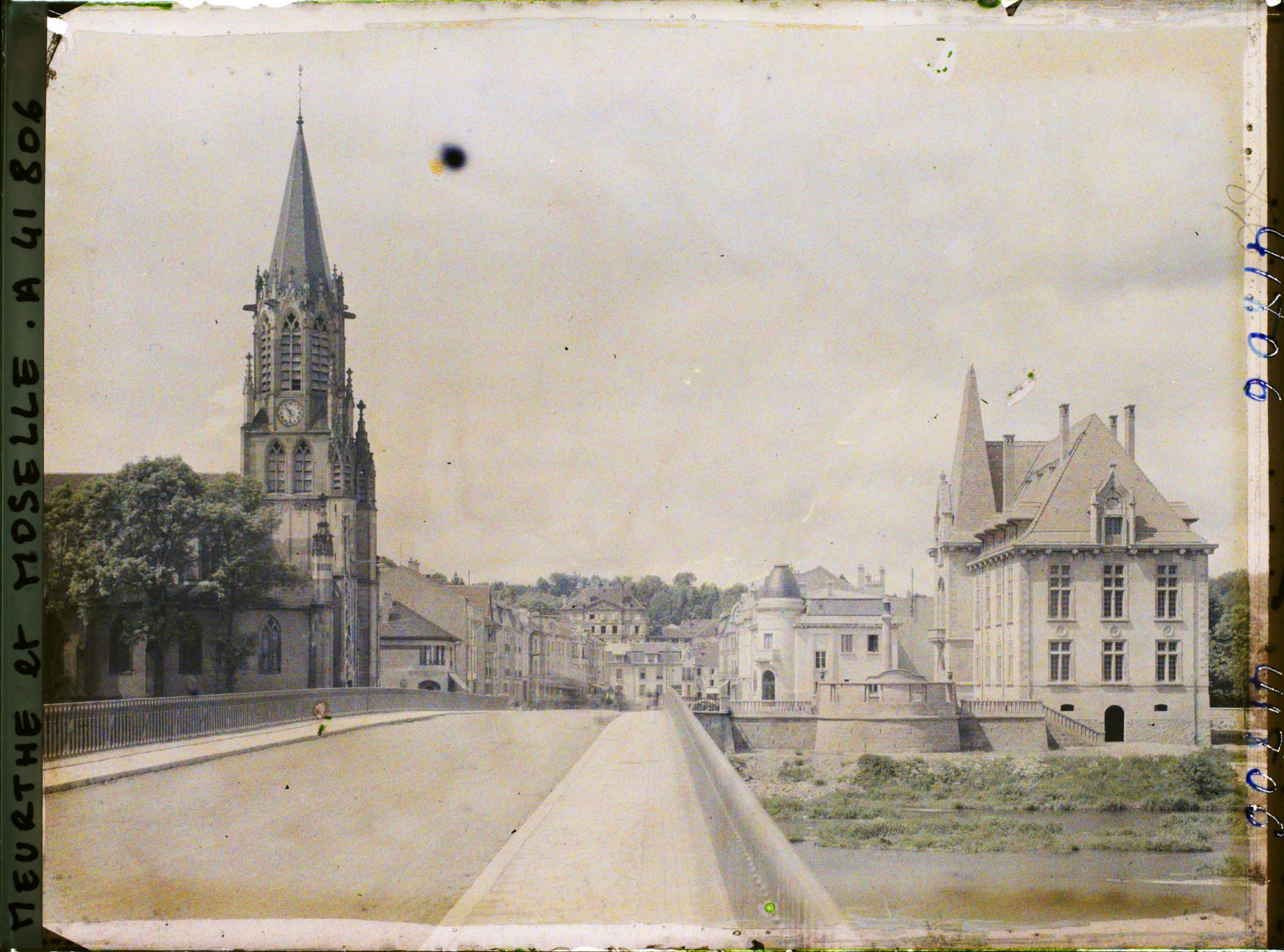 Image représentant France, Baccarat, Rue des Ponts, Nouvel Hôtel de Ville et Eglise
